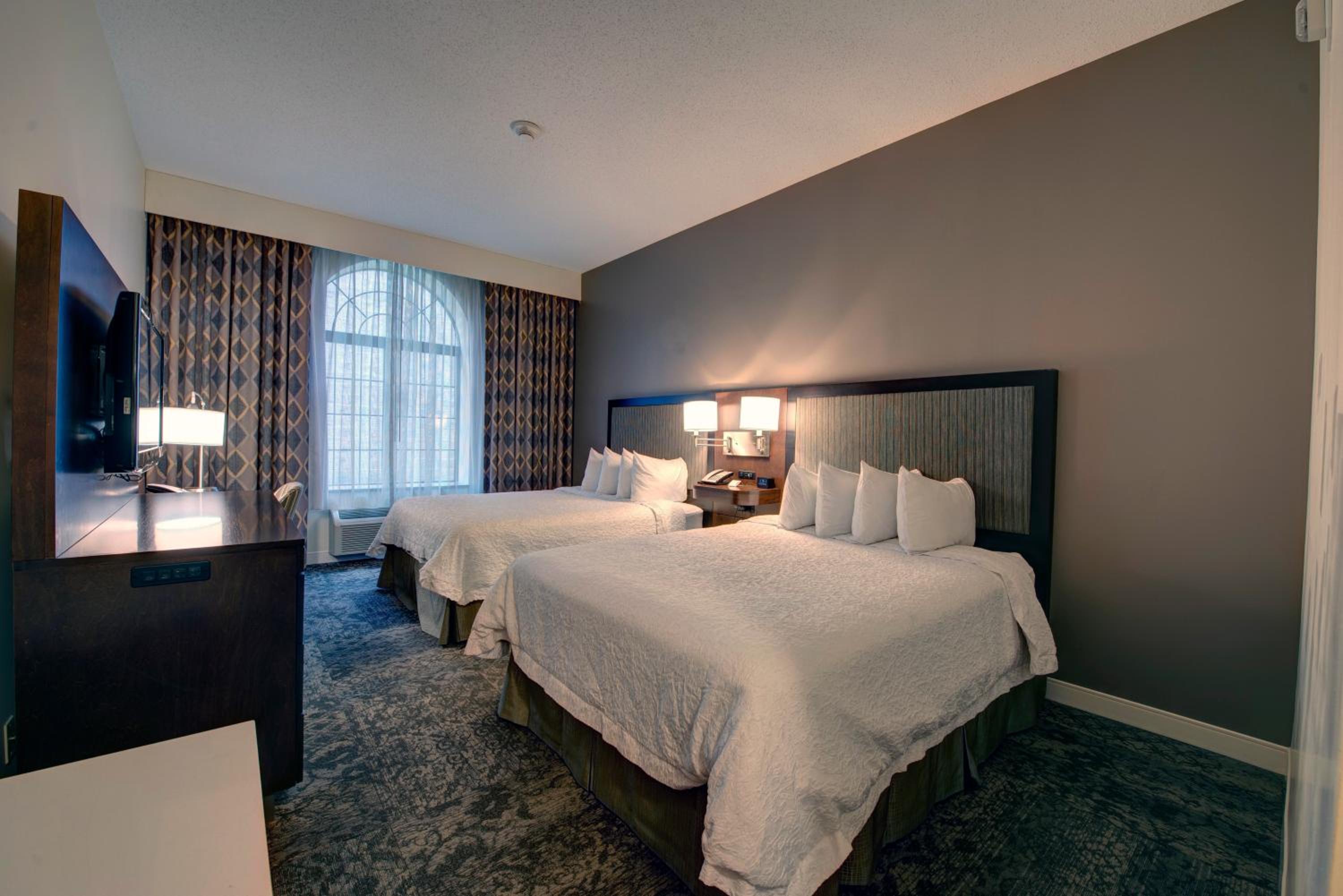 Room with Two Queen Beds - Non-Smoking - Photo 4