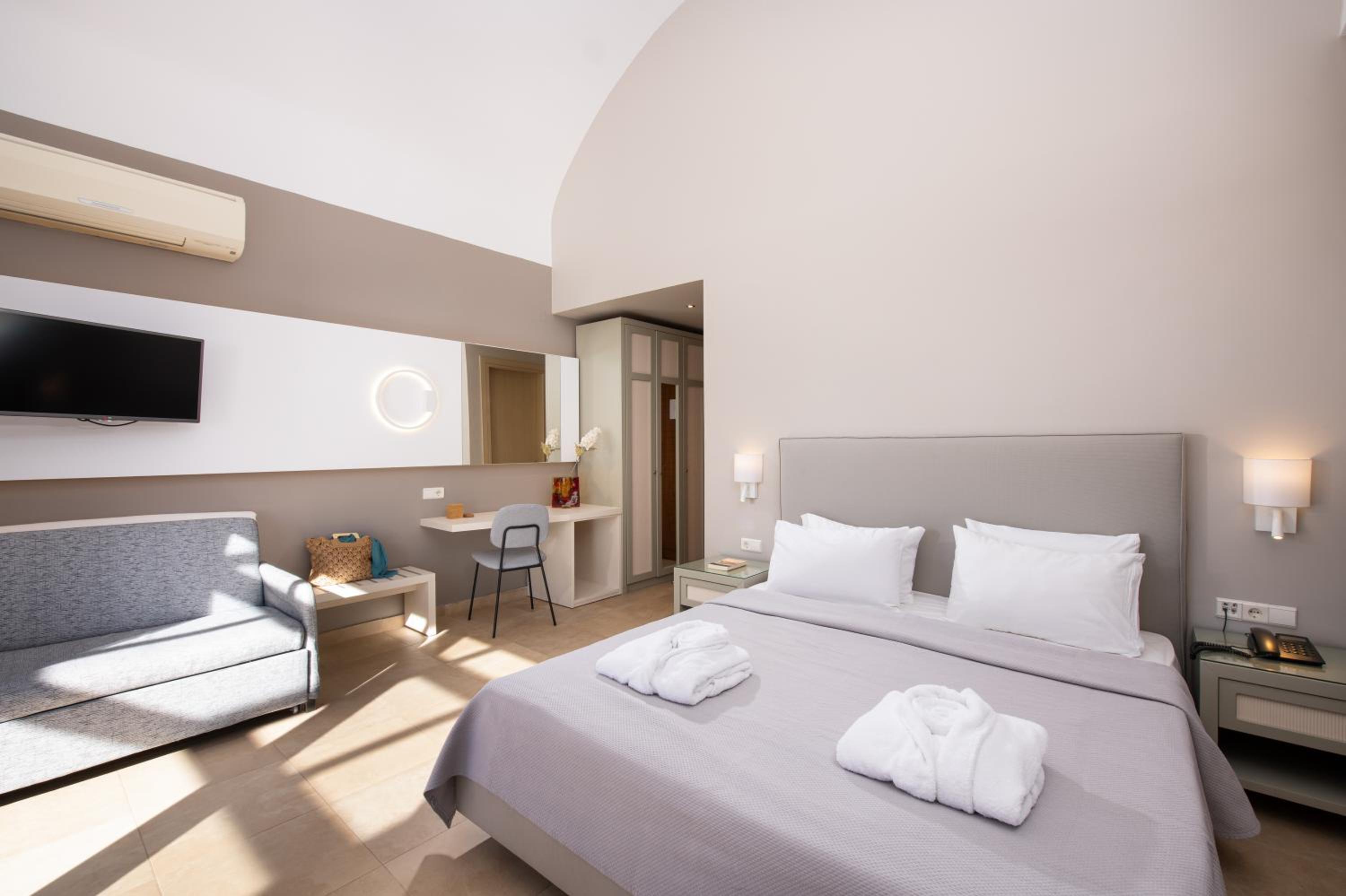 Superior Double Room with Side Sea View - Photo 3