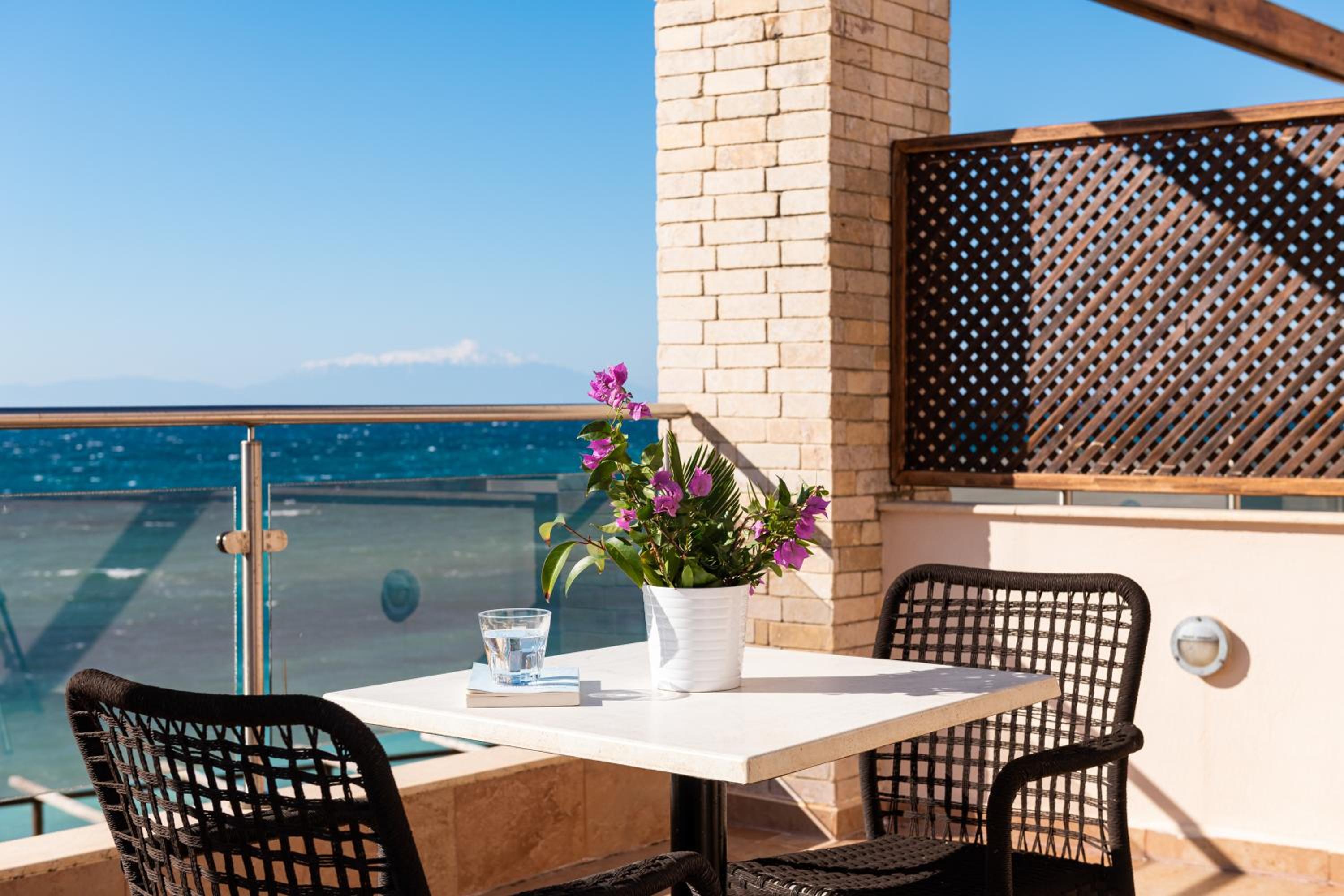 Superior Double Room - Beach Front - Photo 6