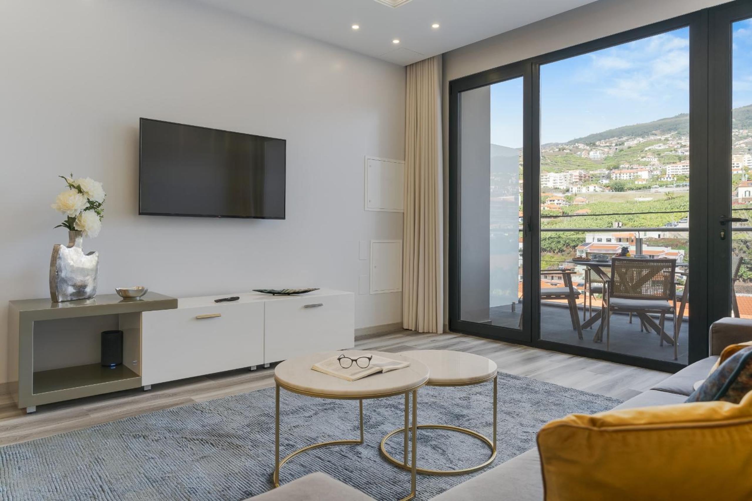 Apartment with Balcony photo 1