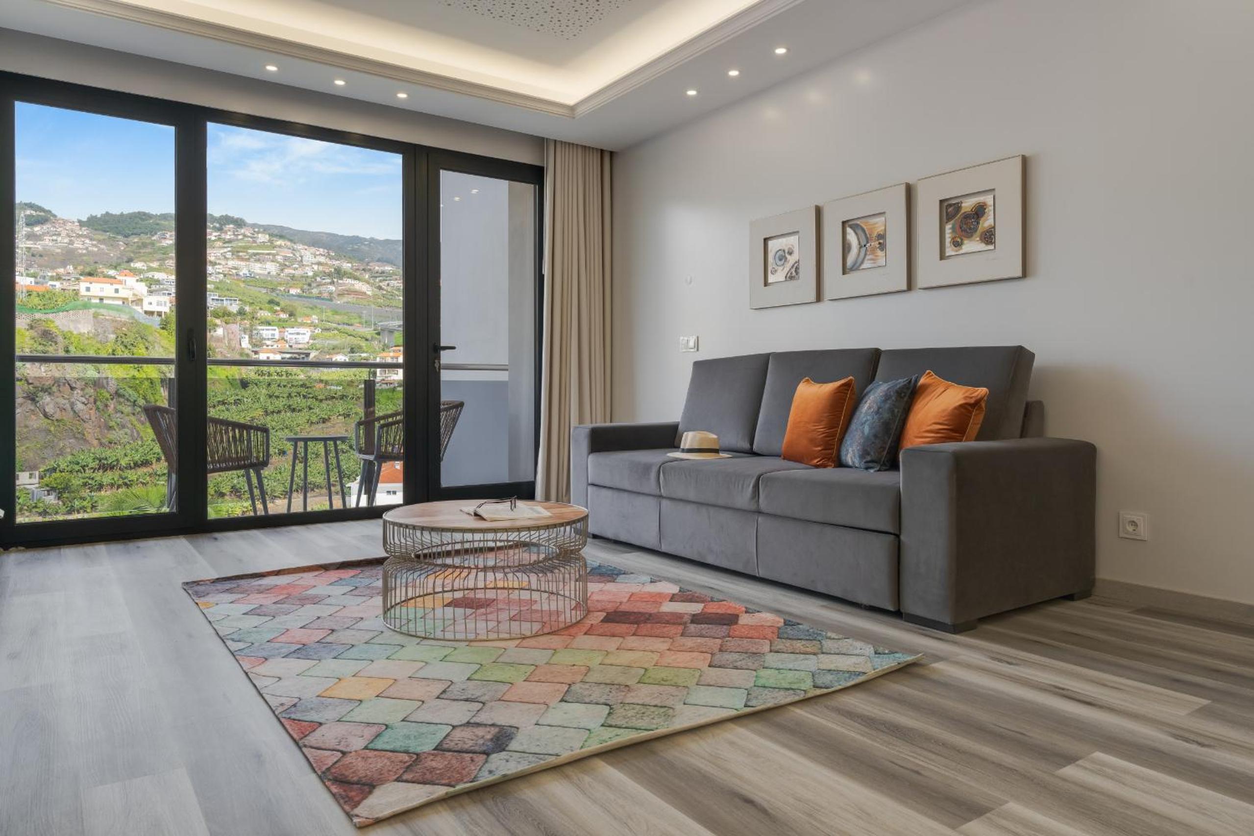 Apartment with Balcony photo 2