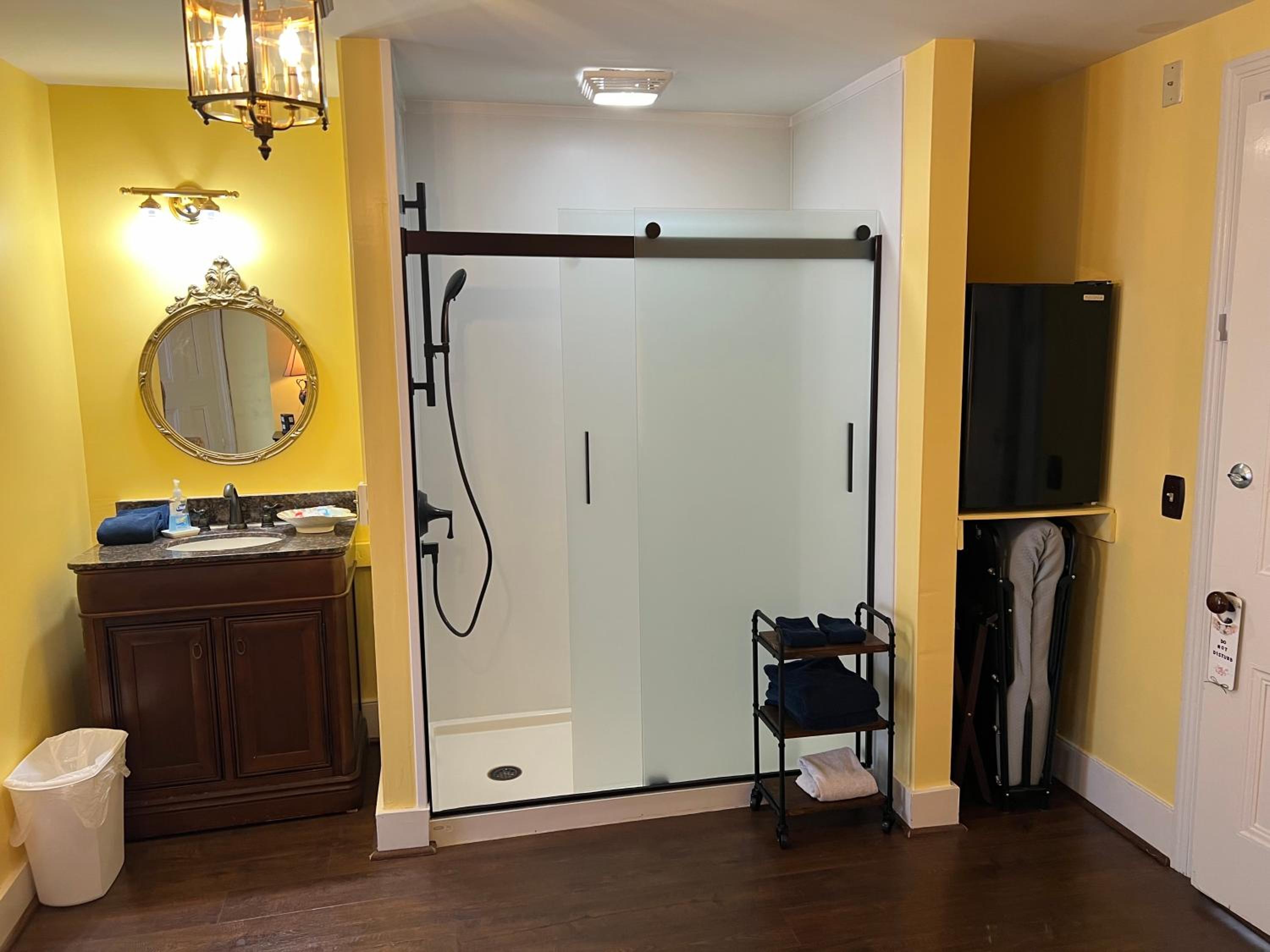 Queen Room photo 2