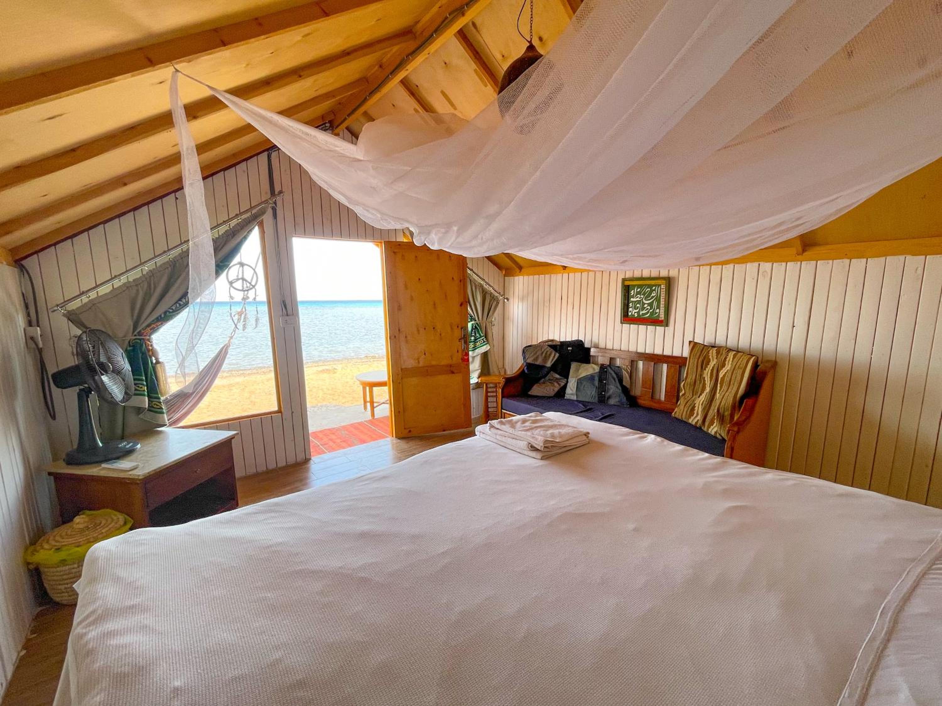 Deluxe Suite with Sea View - Photo 14