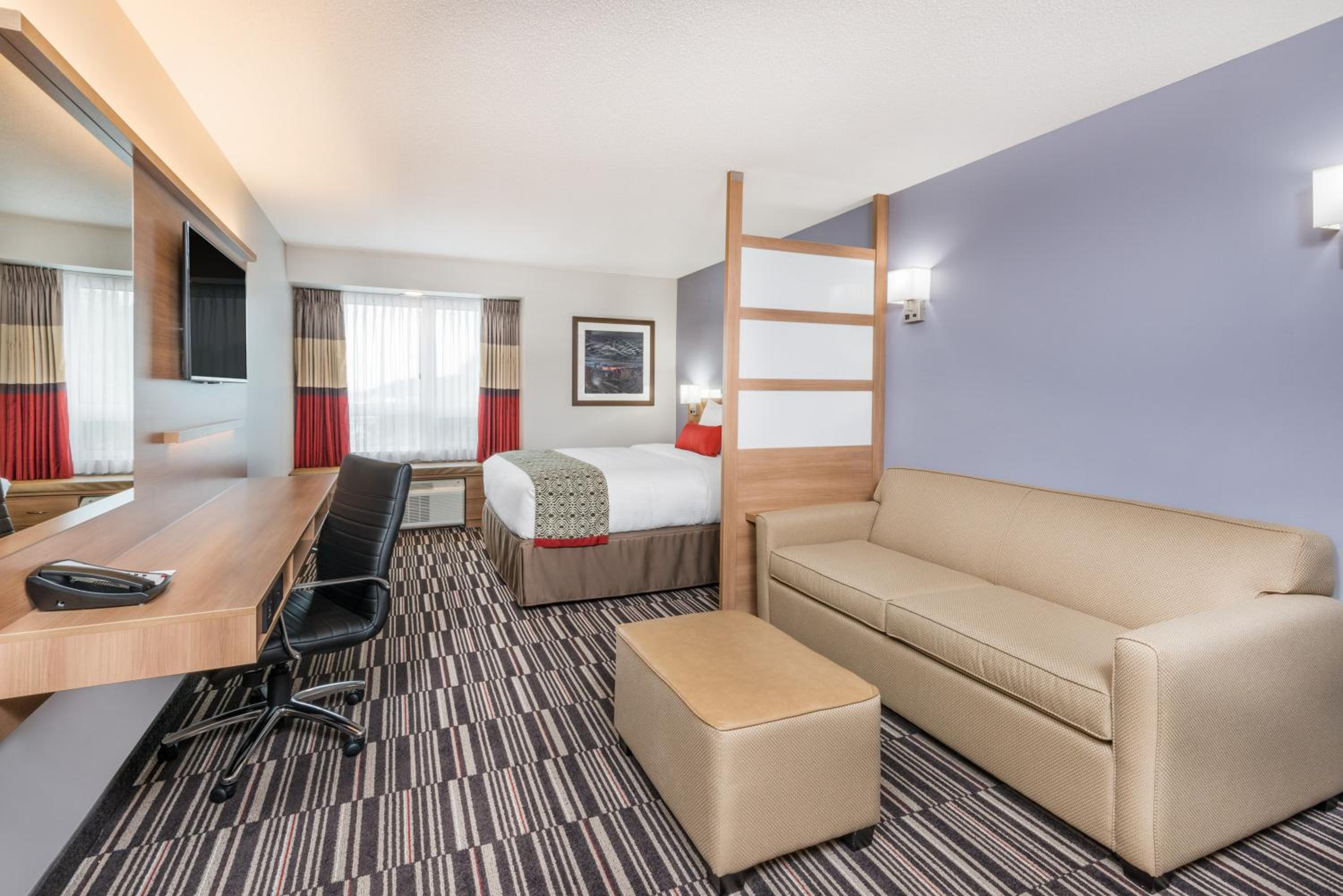 Junior Suite with One Queen Bed - Non-Smoking photo 2