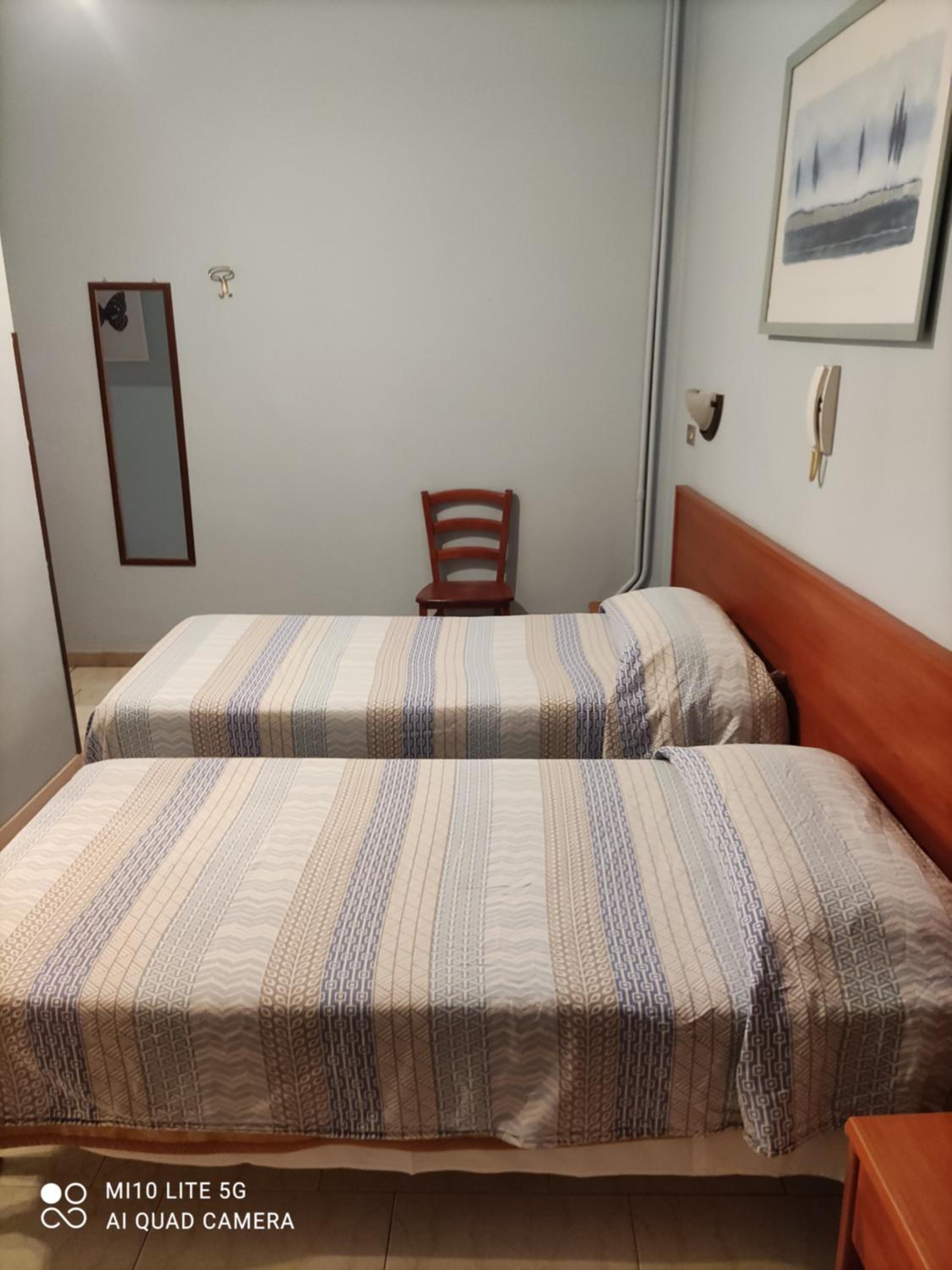 Twin Room with Private Bathroom photo 3