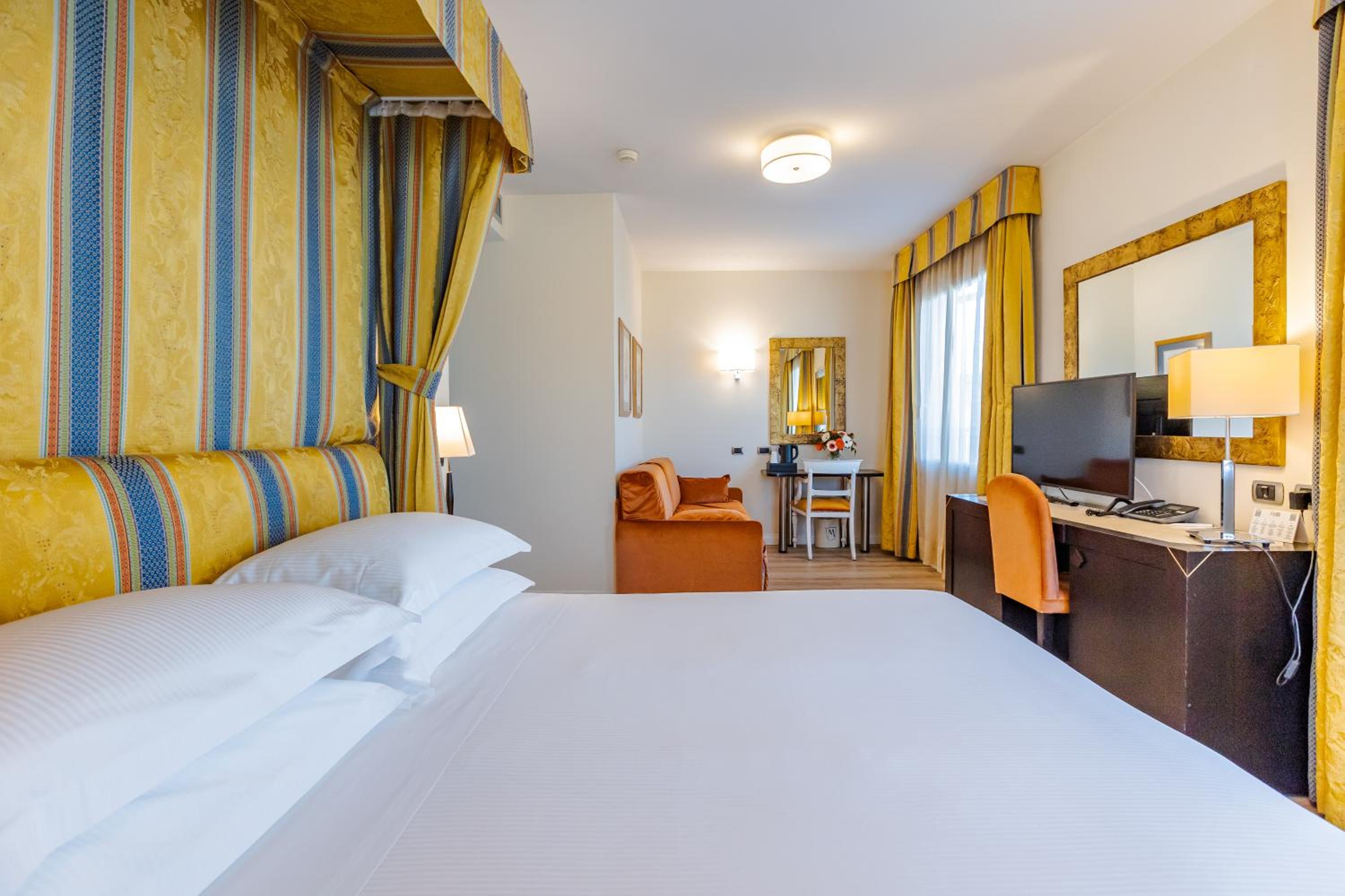 Junior Suite with City View thumbnail 5