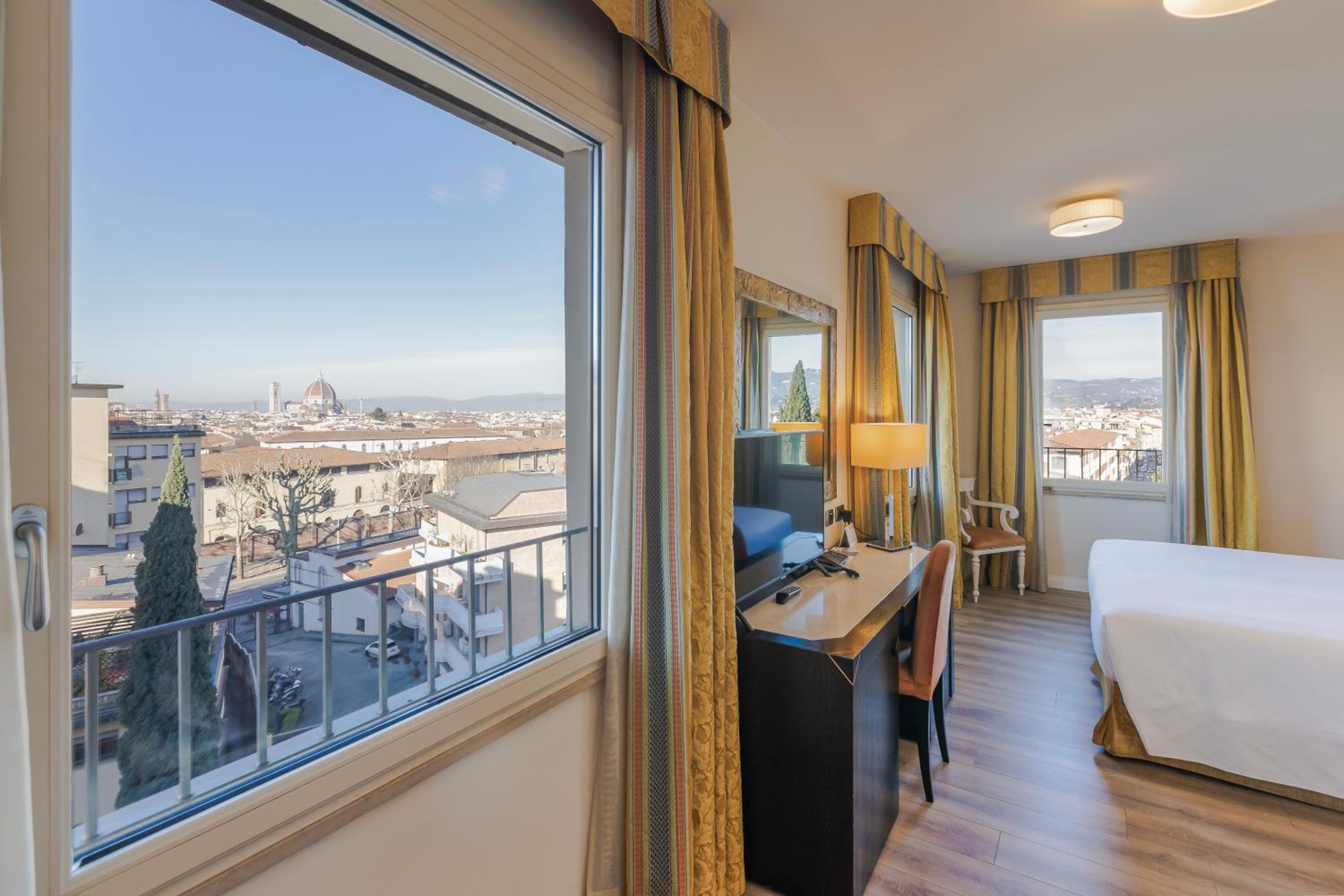 Junior Suite with City View thumbnail 6