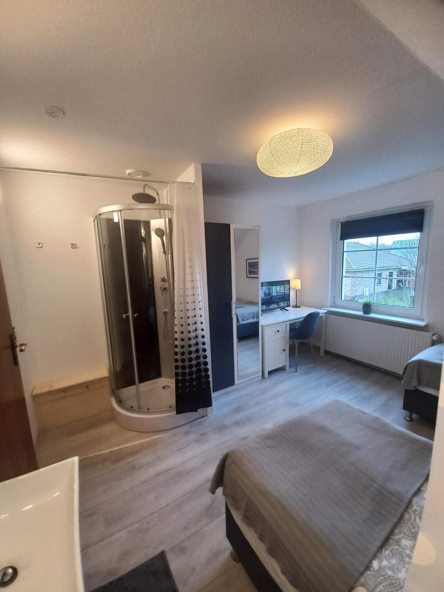 Twin Room with Private Bathroom photo 3