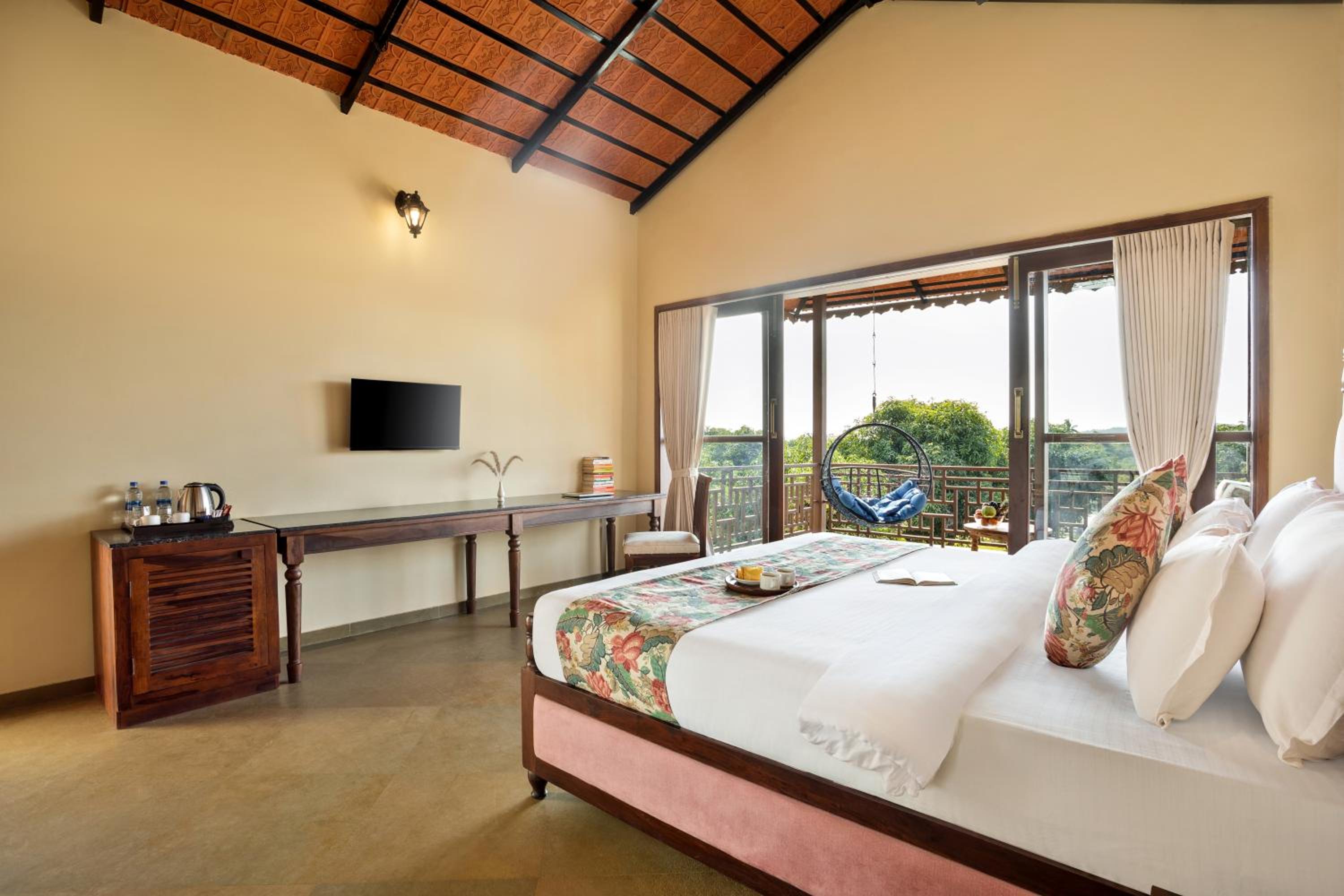 Suite with Balcony - Photo 13