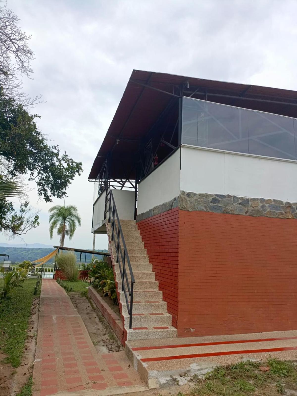 Five-Bedroom House photo 2