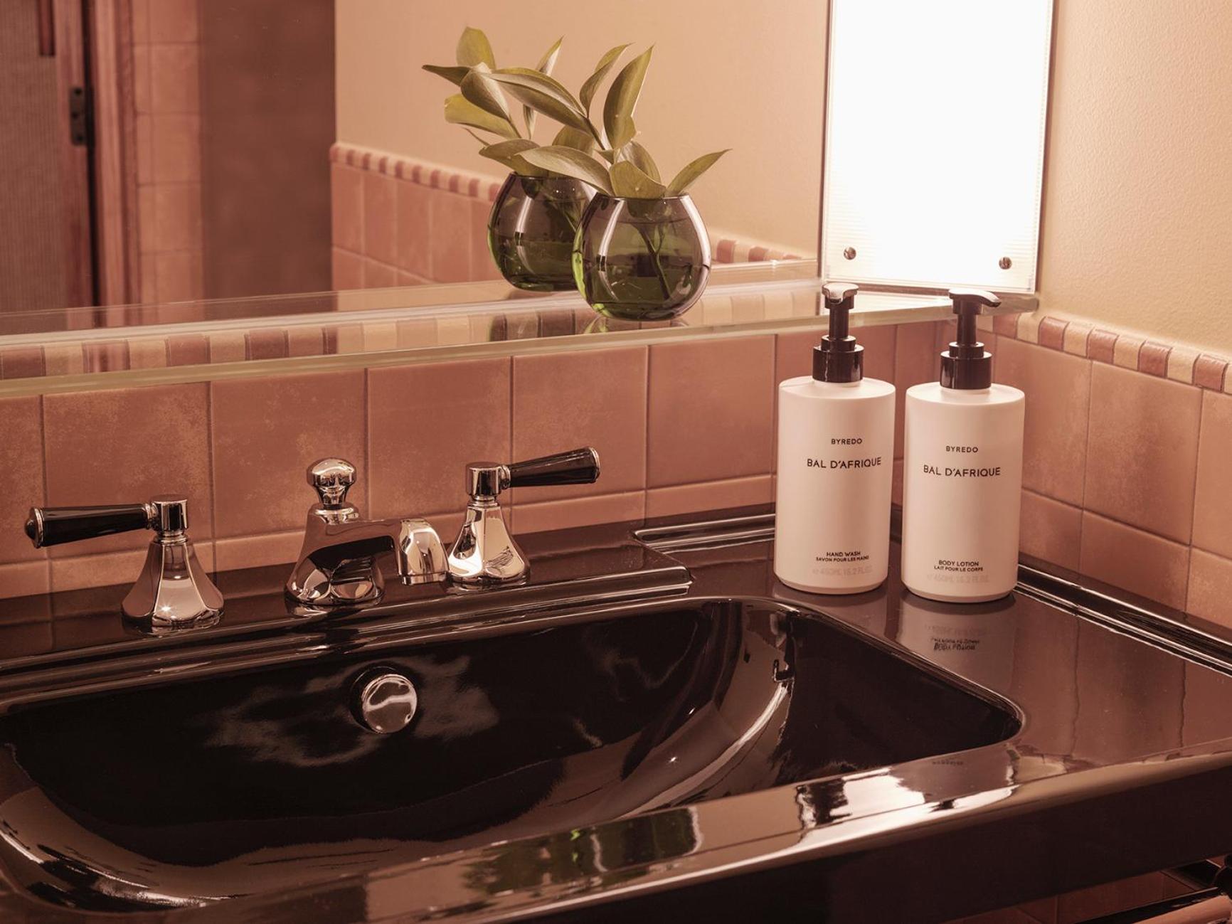 Superior King Room - Photo 8