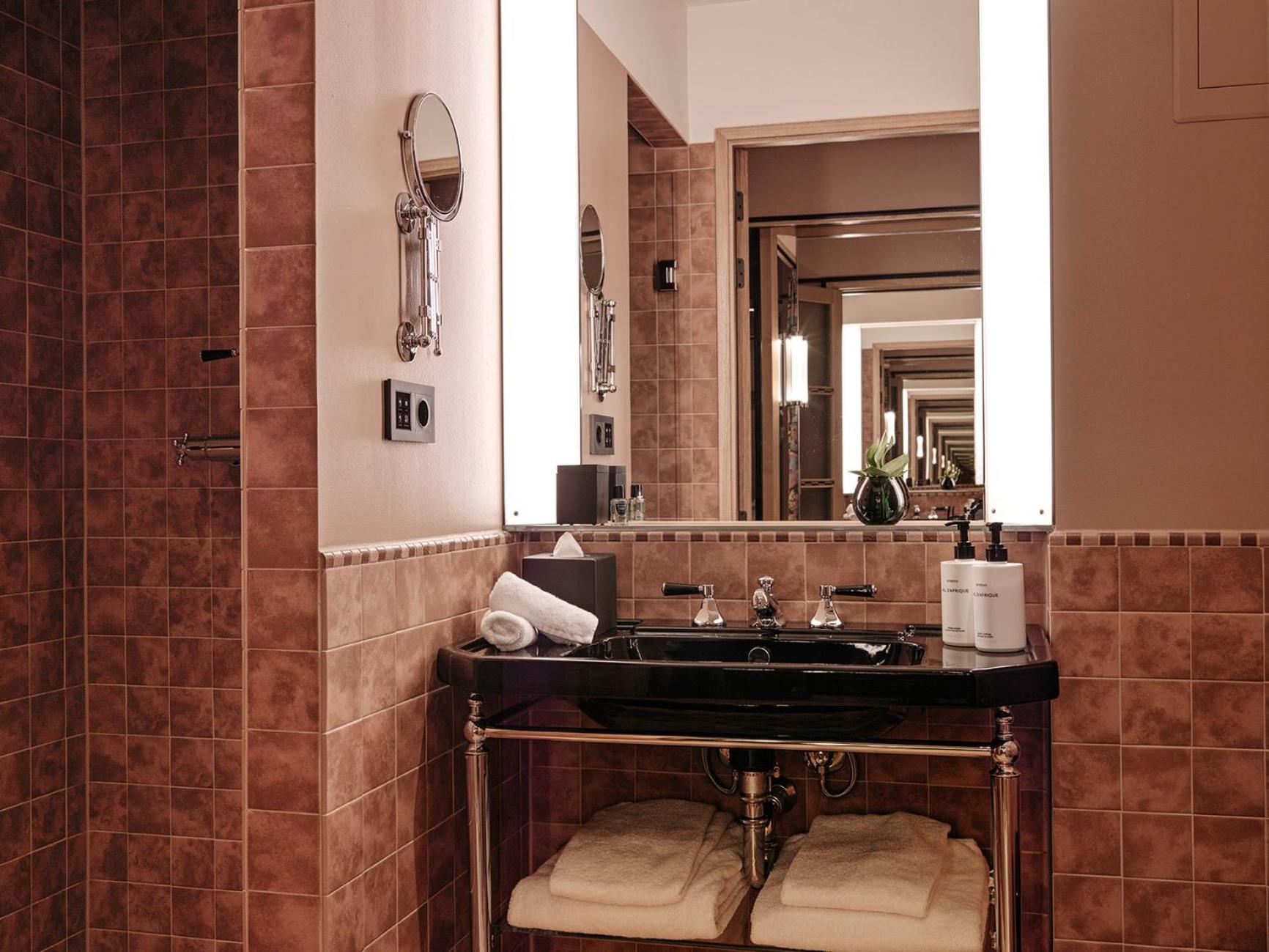 Superior King Room - Photo 7