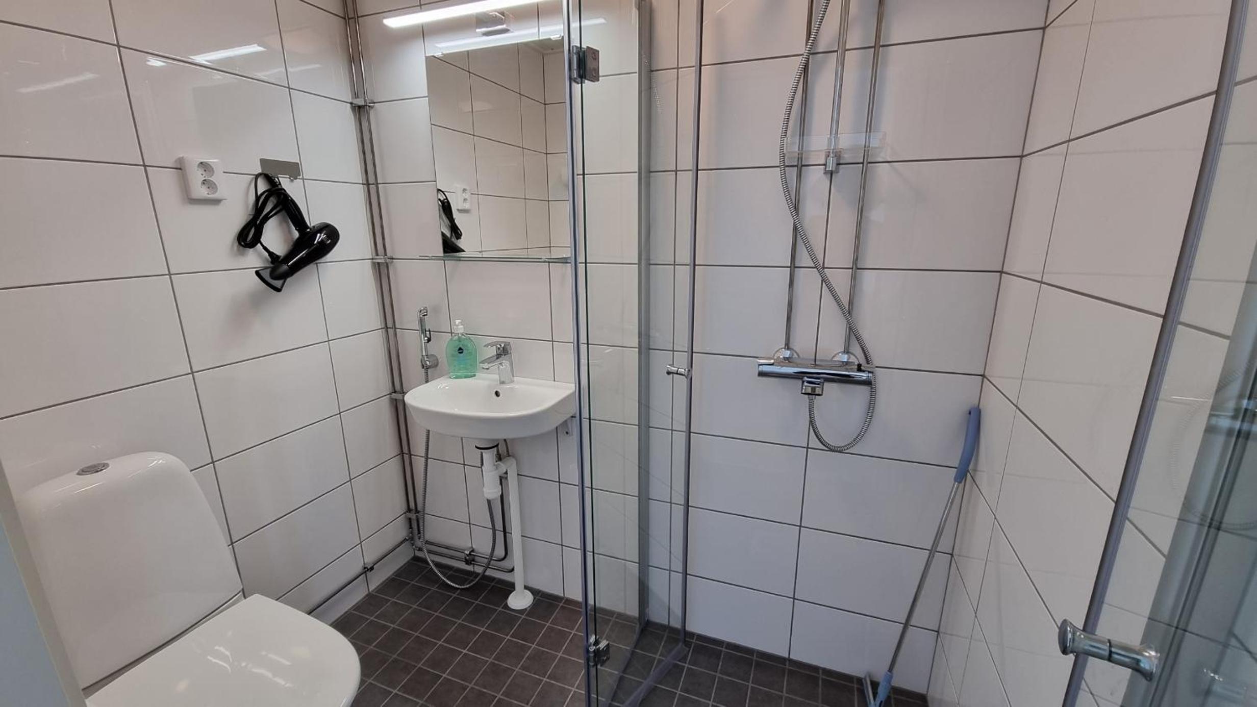 Quadruple Room with Private Bathroom - Photo 11