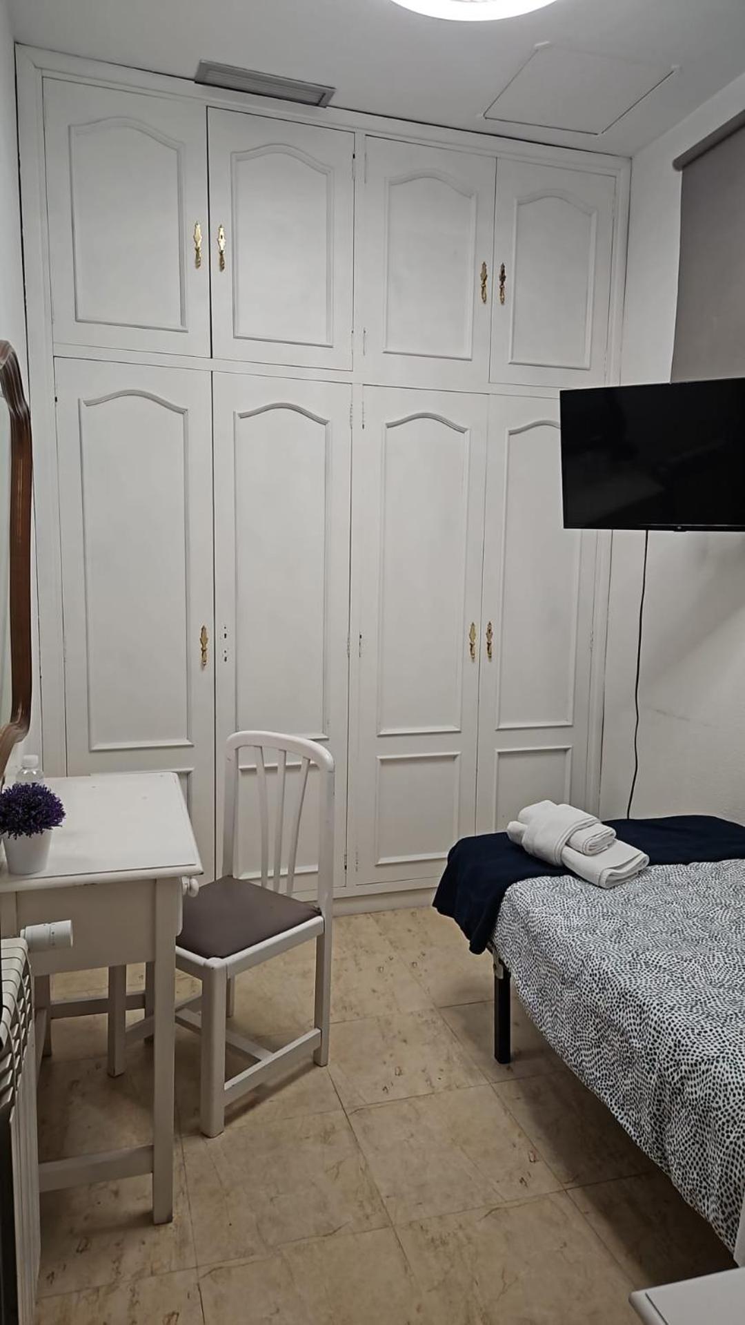 Standard Single Room with Shared Bathroom photo 3