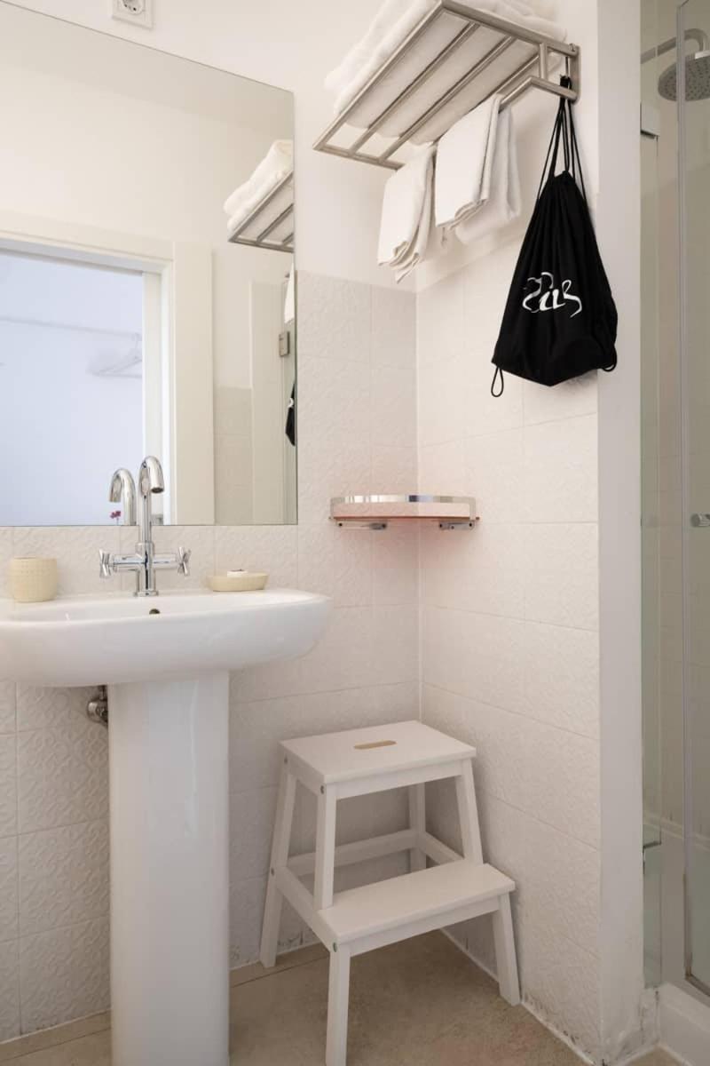 Large Twin Room - Photo 9