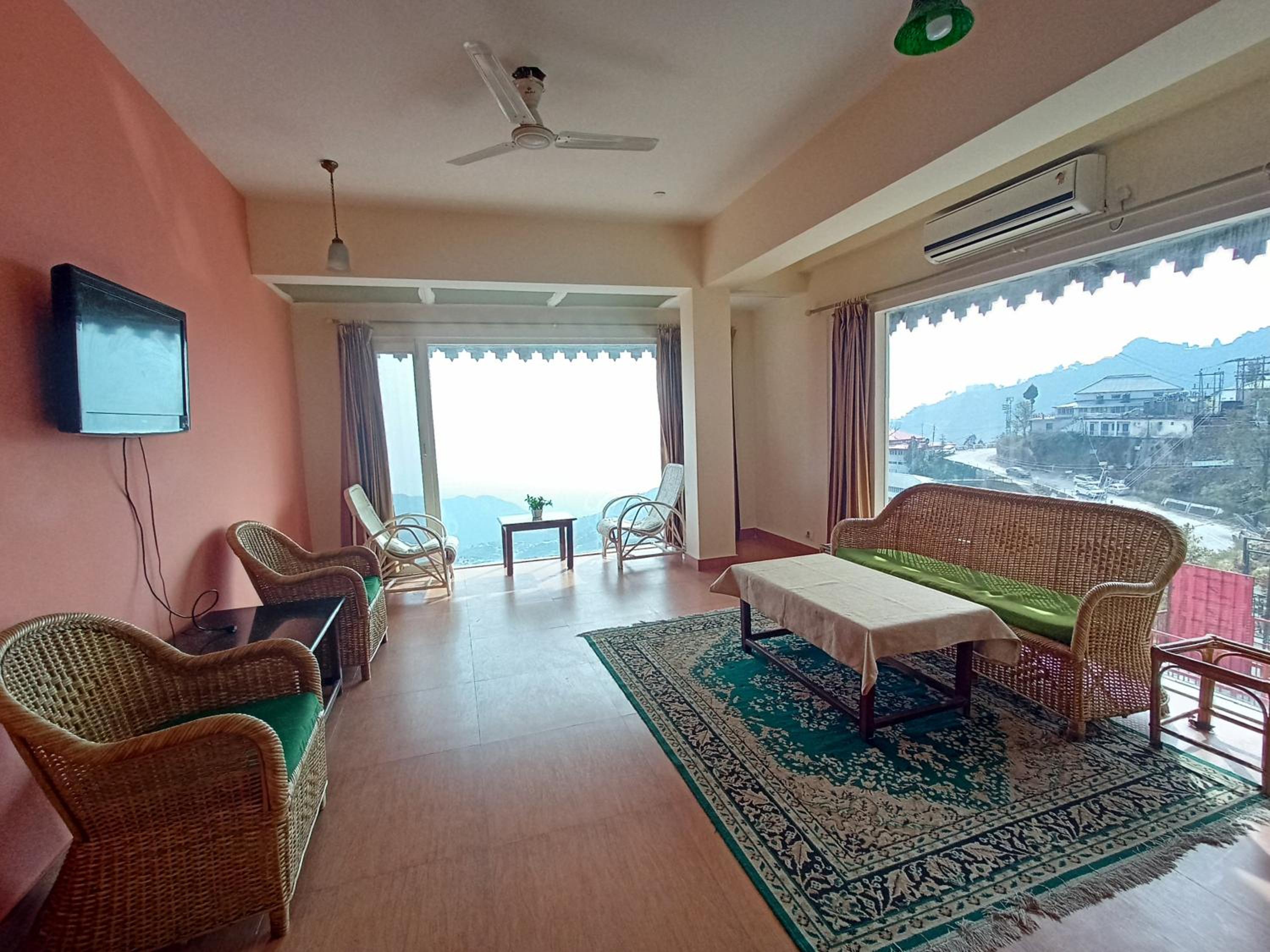 Apartment with Mountain View