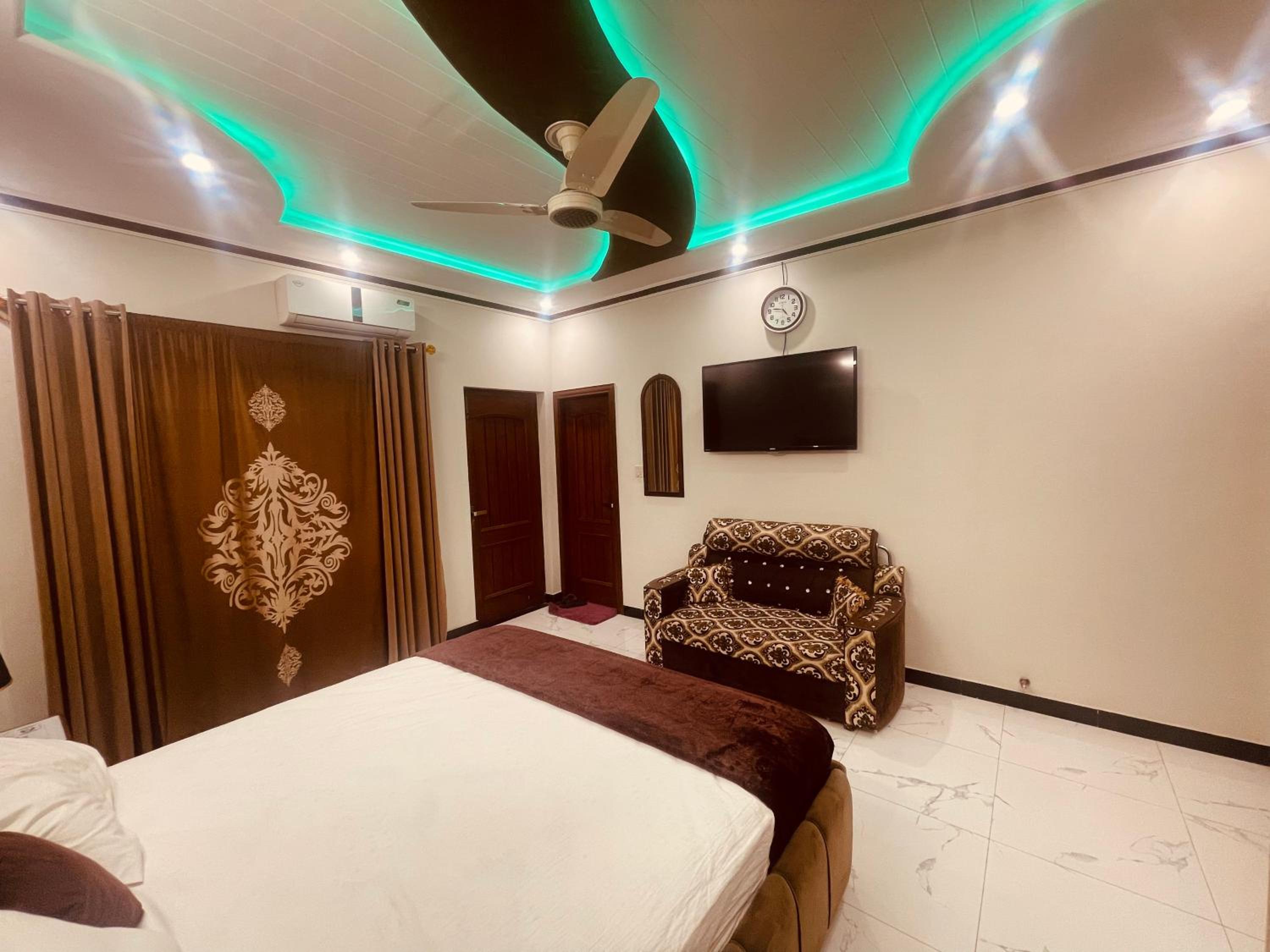 Standard Queen Room photo 2