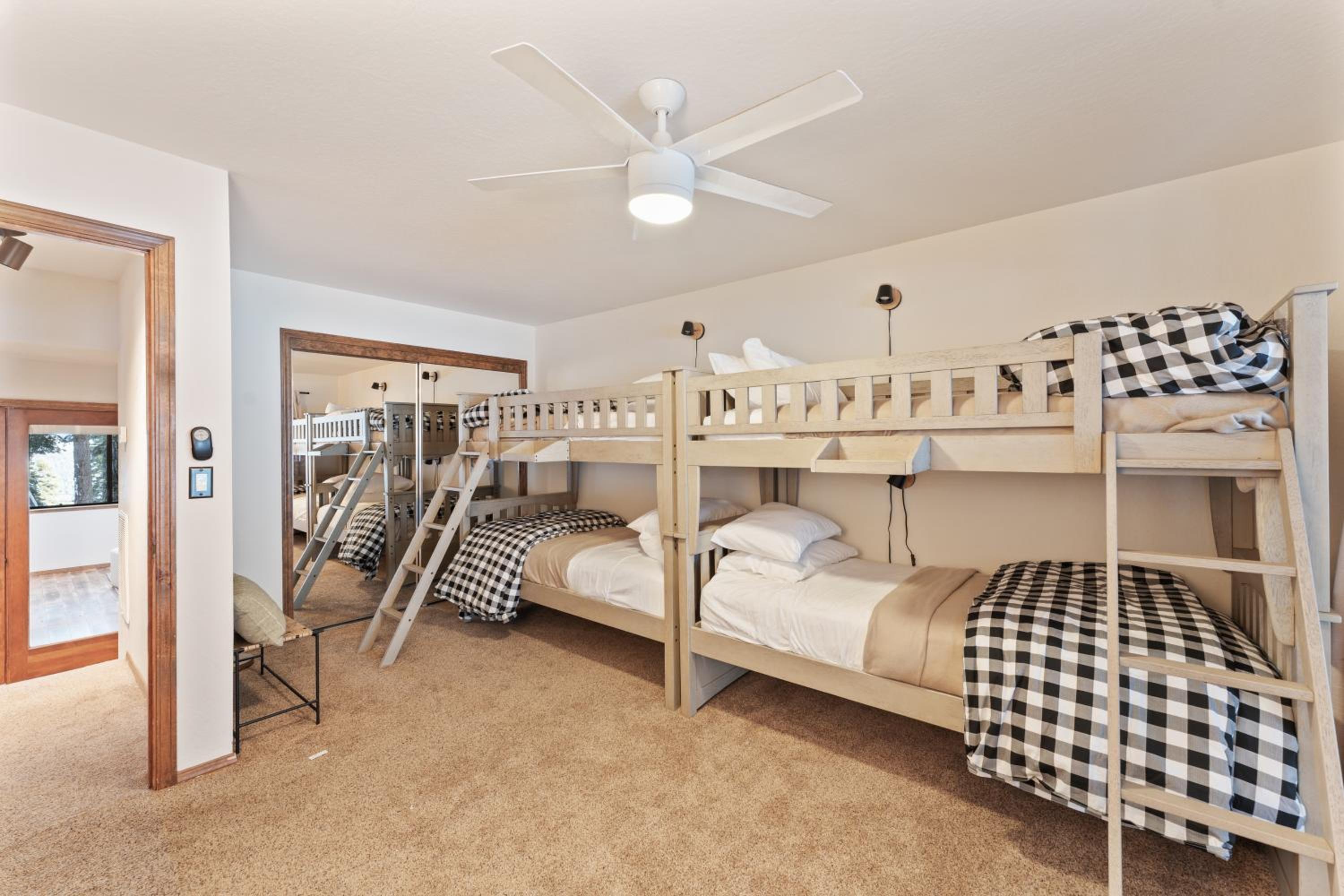 Five-Bedroom House photo 3