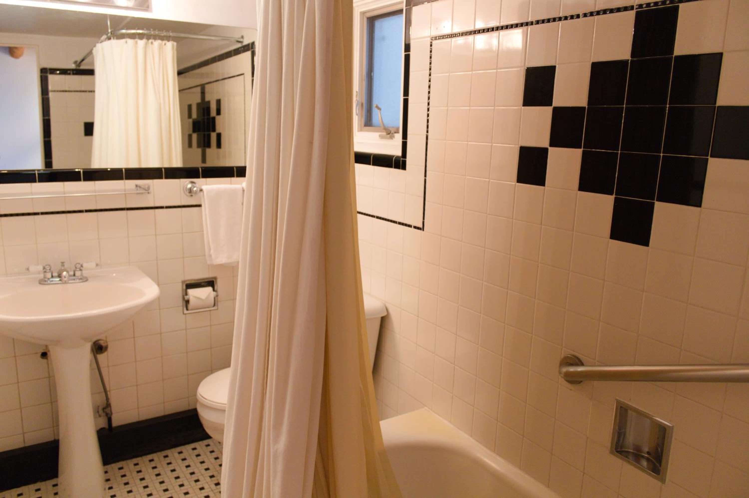Standard Queen Room with Two Queen Beds - Photo 3