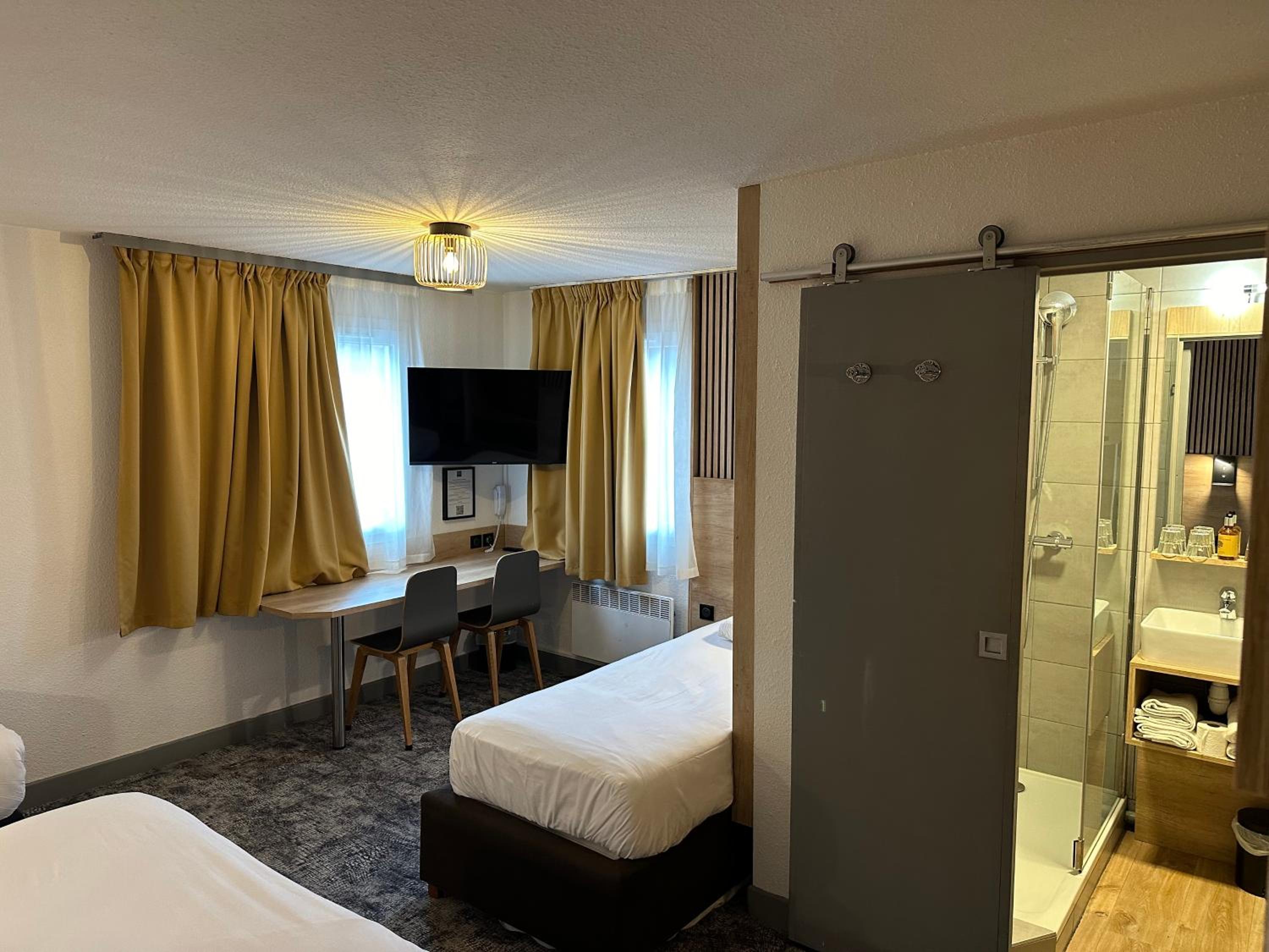 Family Room with One Queen and Two Single Beds - Photo 6
