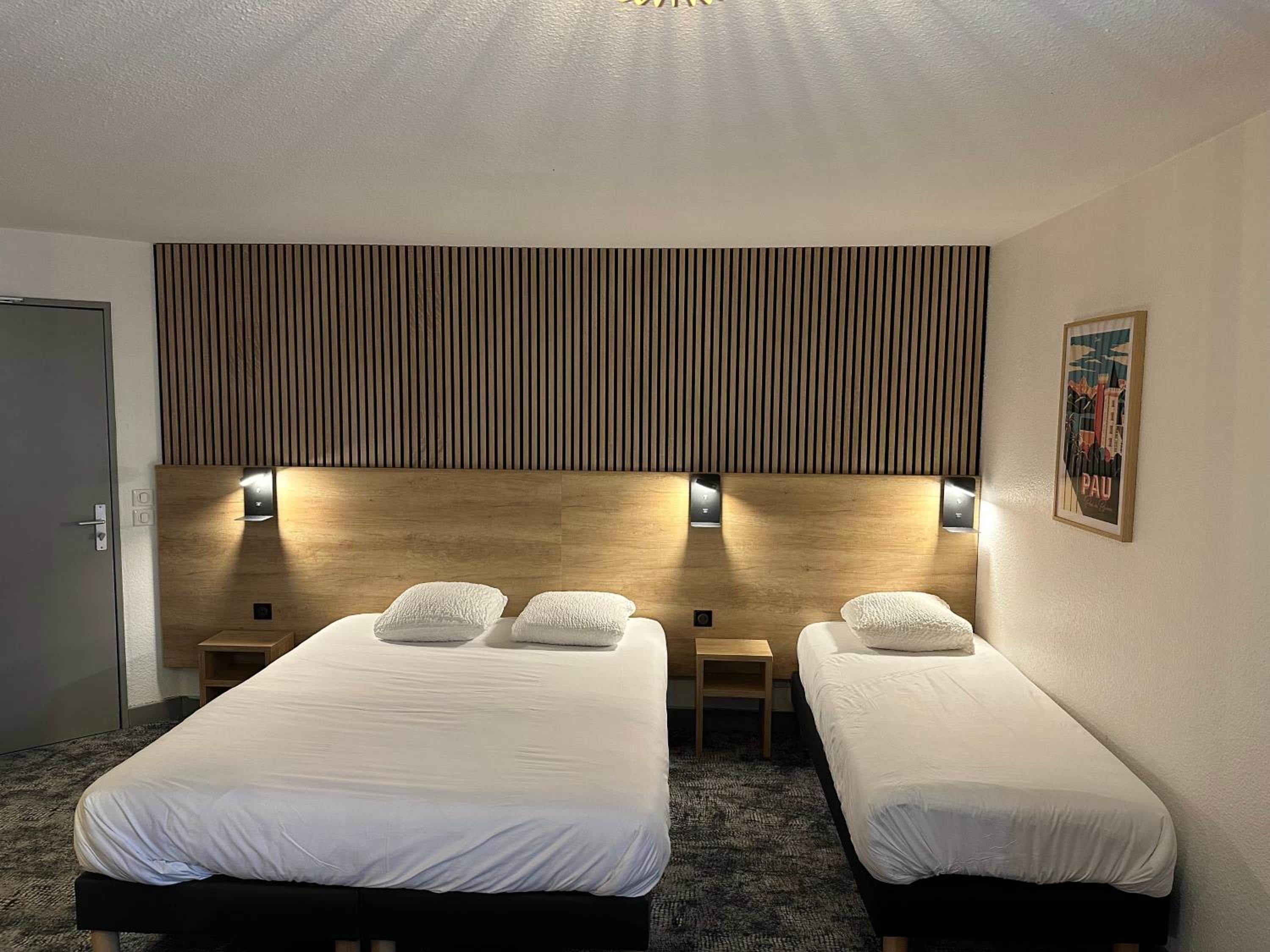 Family Room with One Queen and Two Single Beds - Photo 8