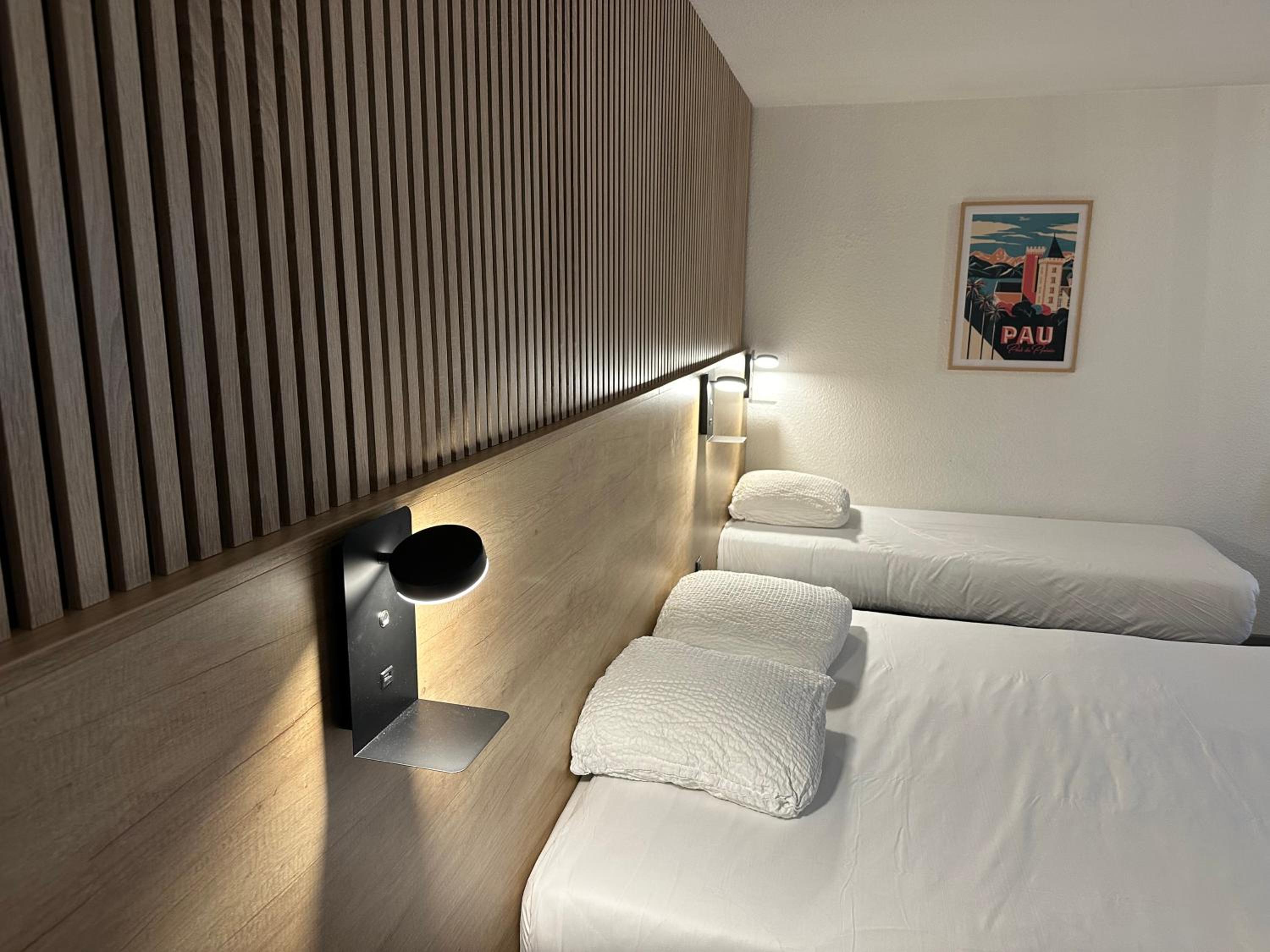 Family Room with One Queen and Two Single Beds - Photo 2
