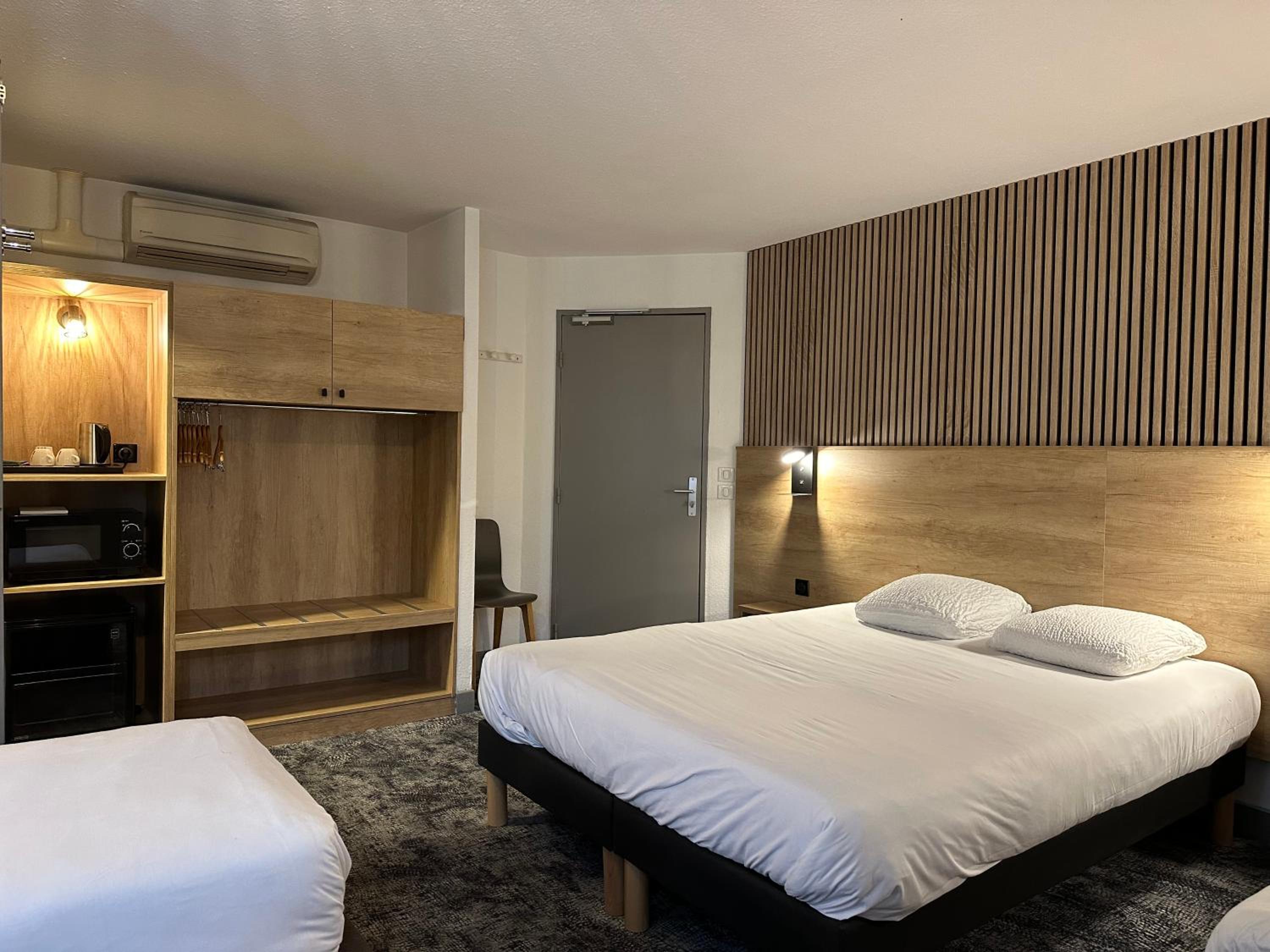 Family Room with One Queen and Two Single Beds - Photo 13