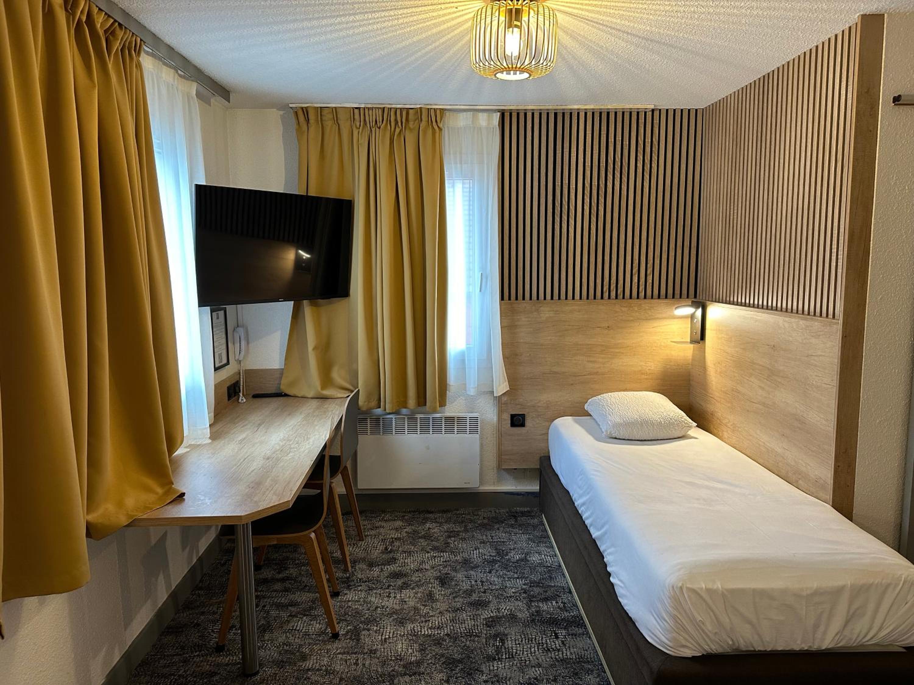 Family Room with One Queen and Two Single Beds - Photo 12