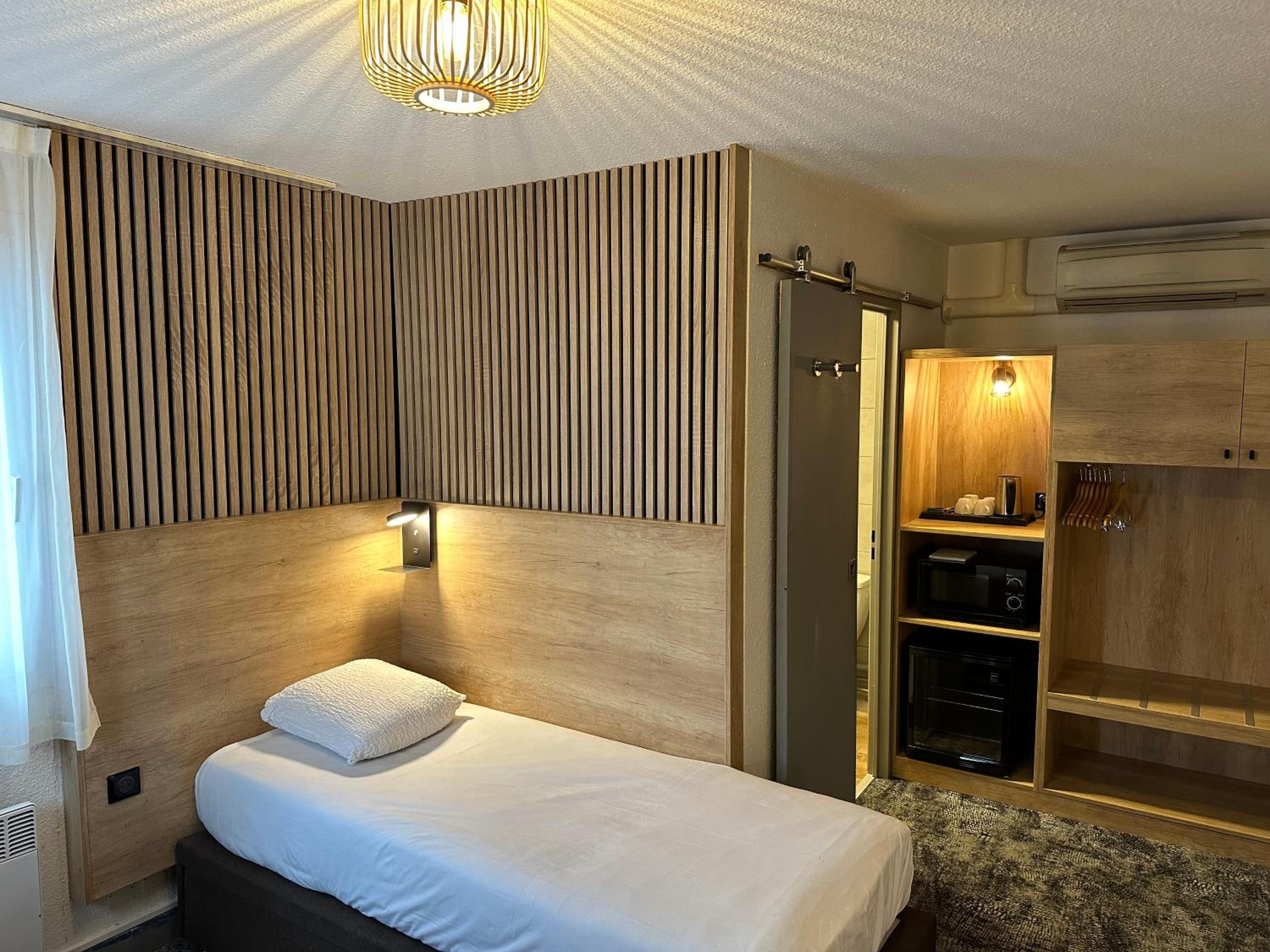 Family Room with One Queen and Two Single Beds - Photo 11
