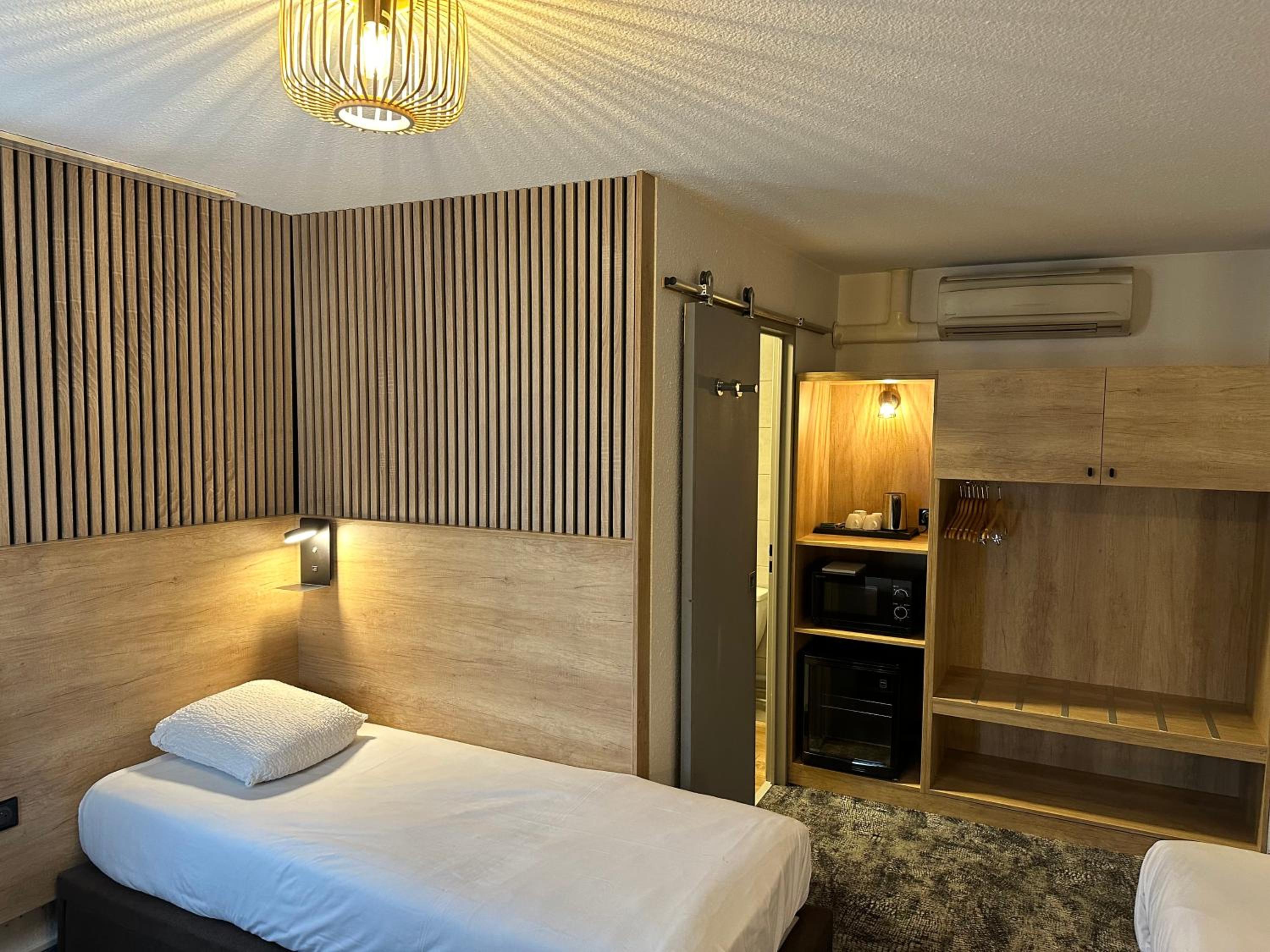 Family Room with One Queen and Two Single Beds - Photo 1