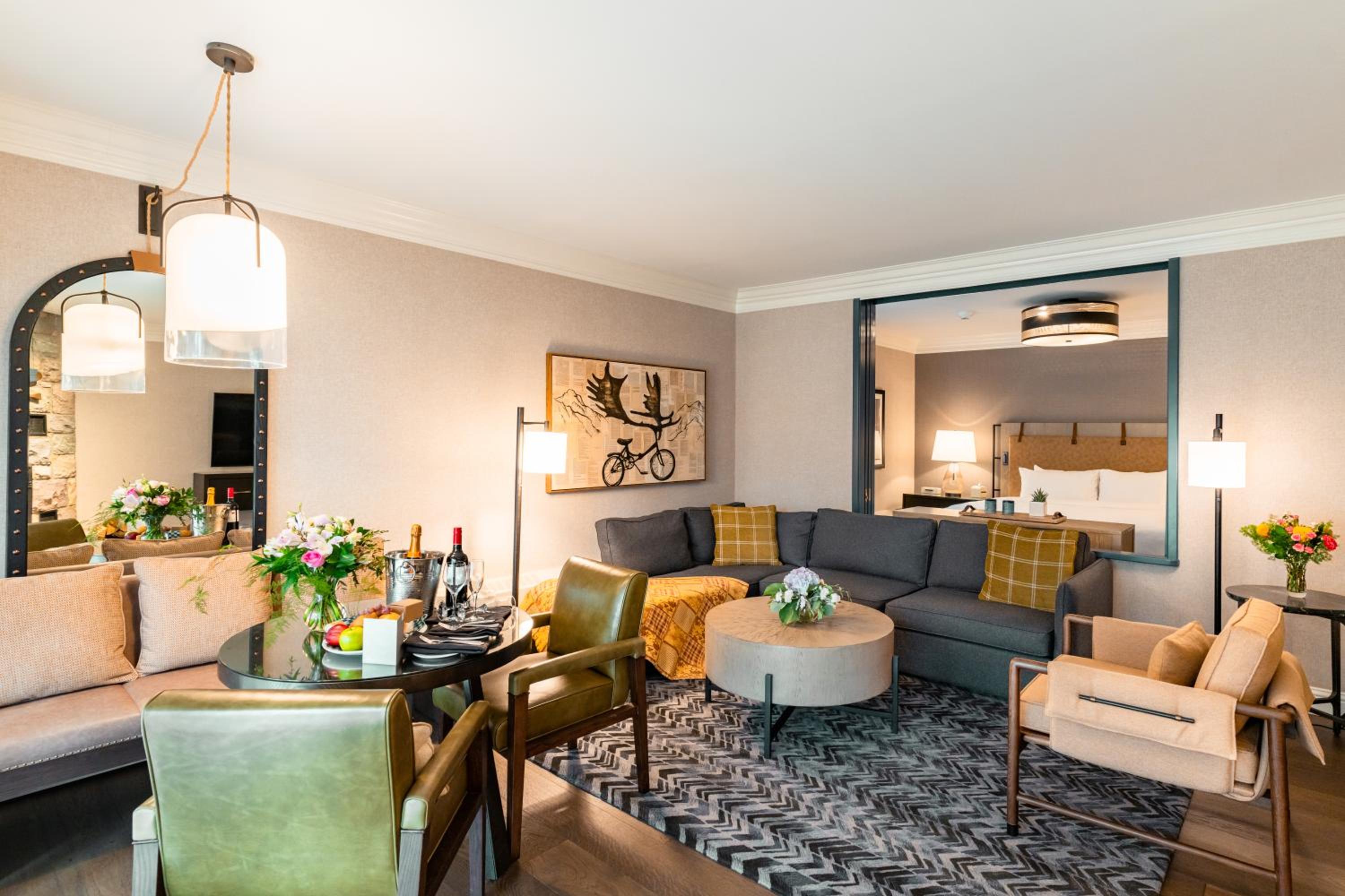 Luxury Lakefront King Suite with Livining Room and Balcony - Partial Lake View photo 3