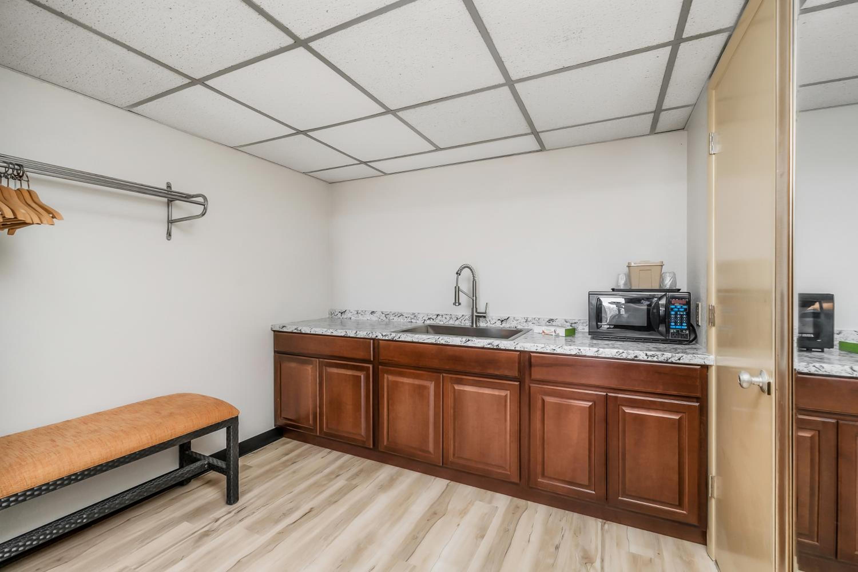 Kitchenette Studio, 1 King Bed, Non Smoking - Photo 3