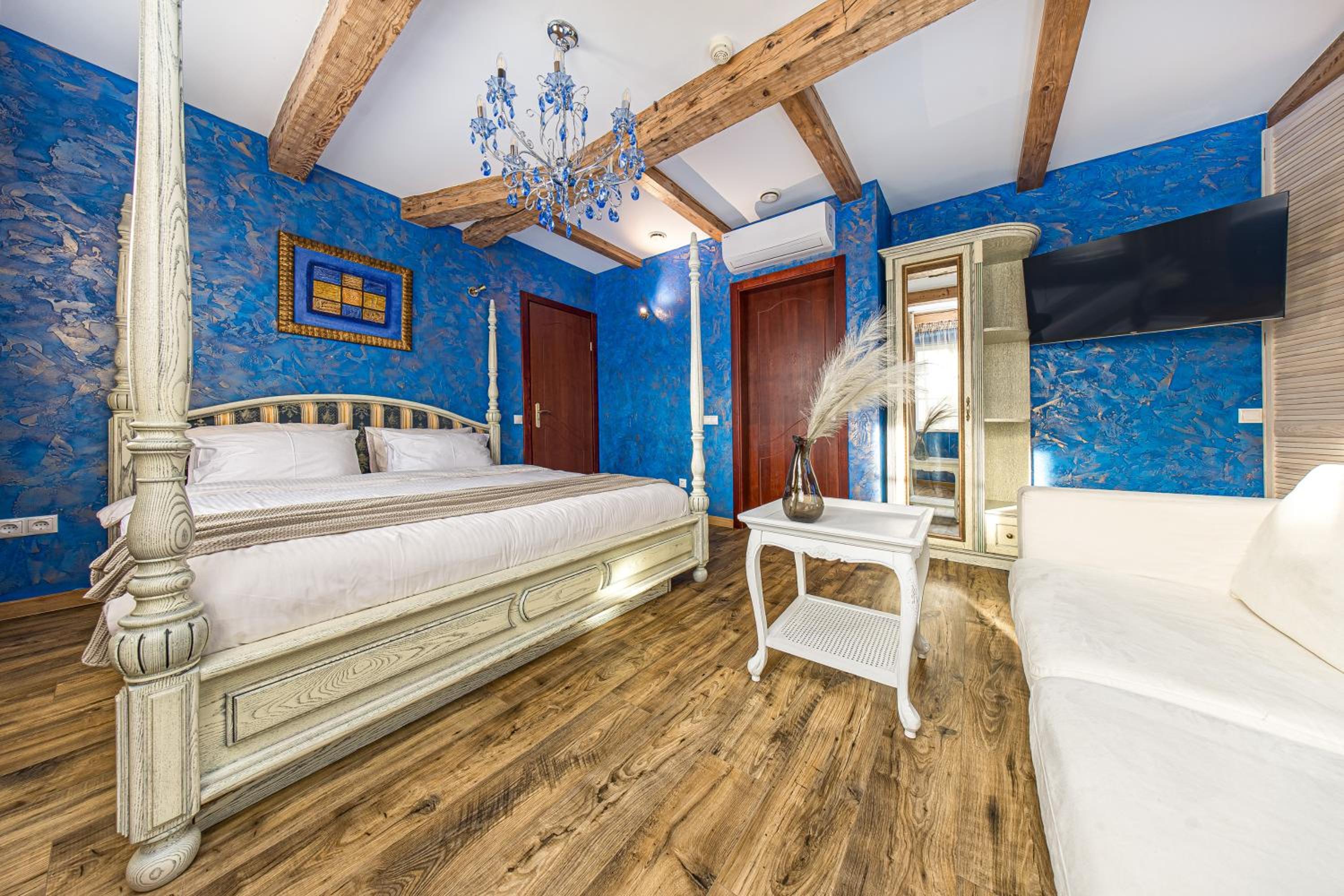 Superior King Suite - Photo 14