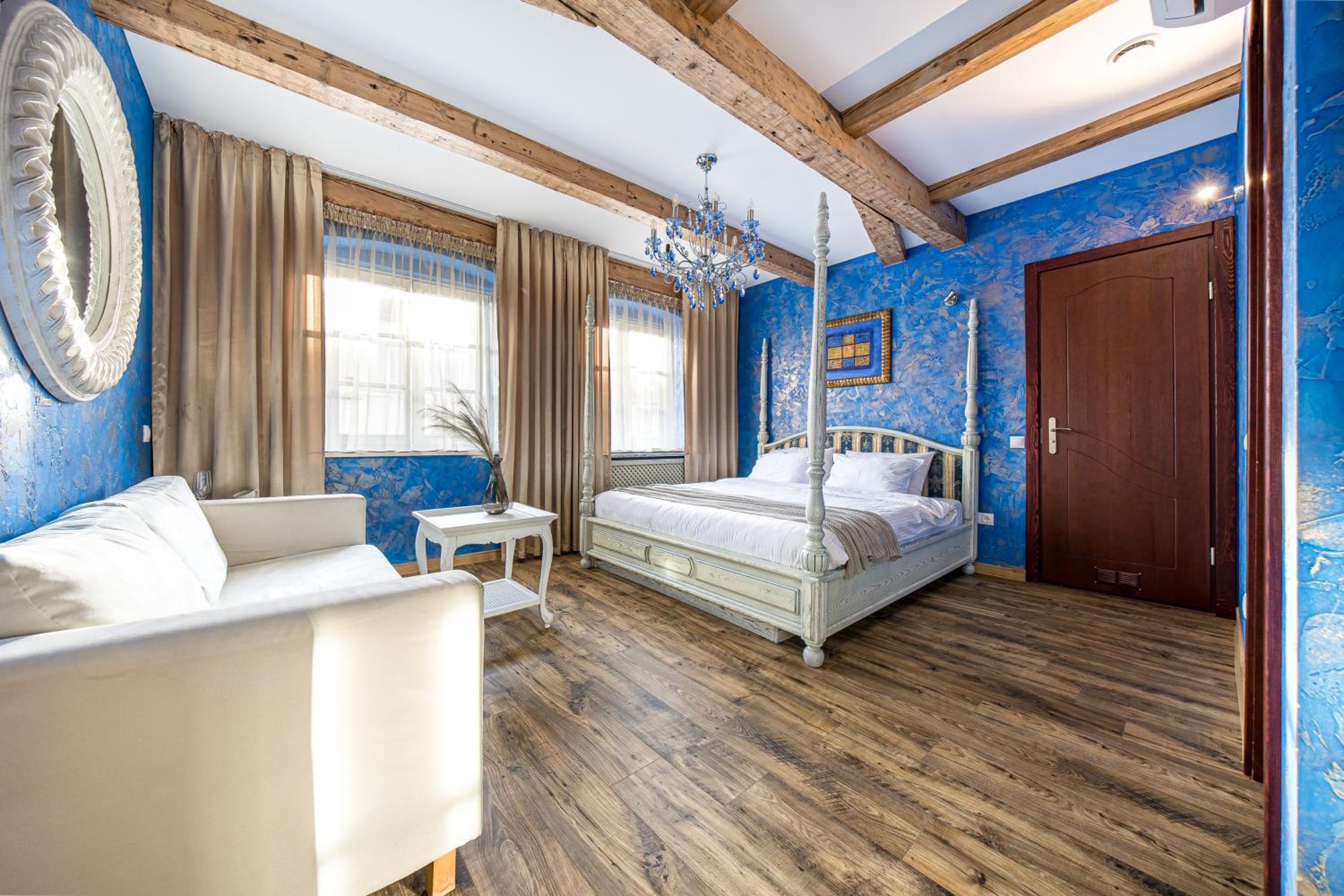 Superior King Suite - Photo 10