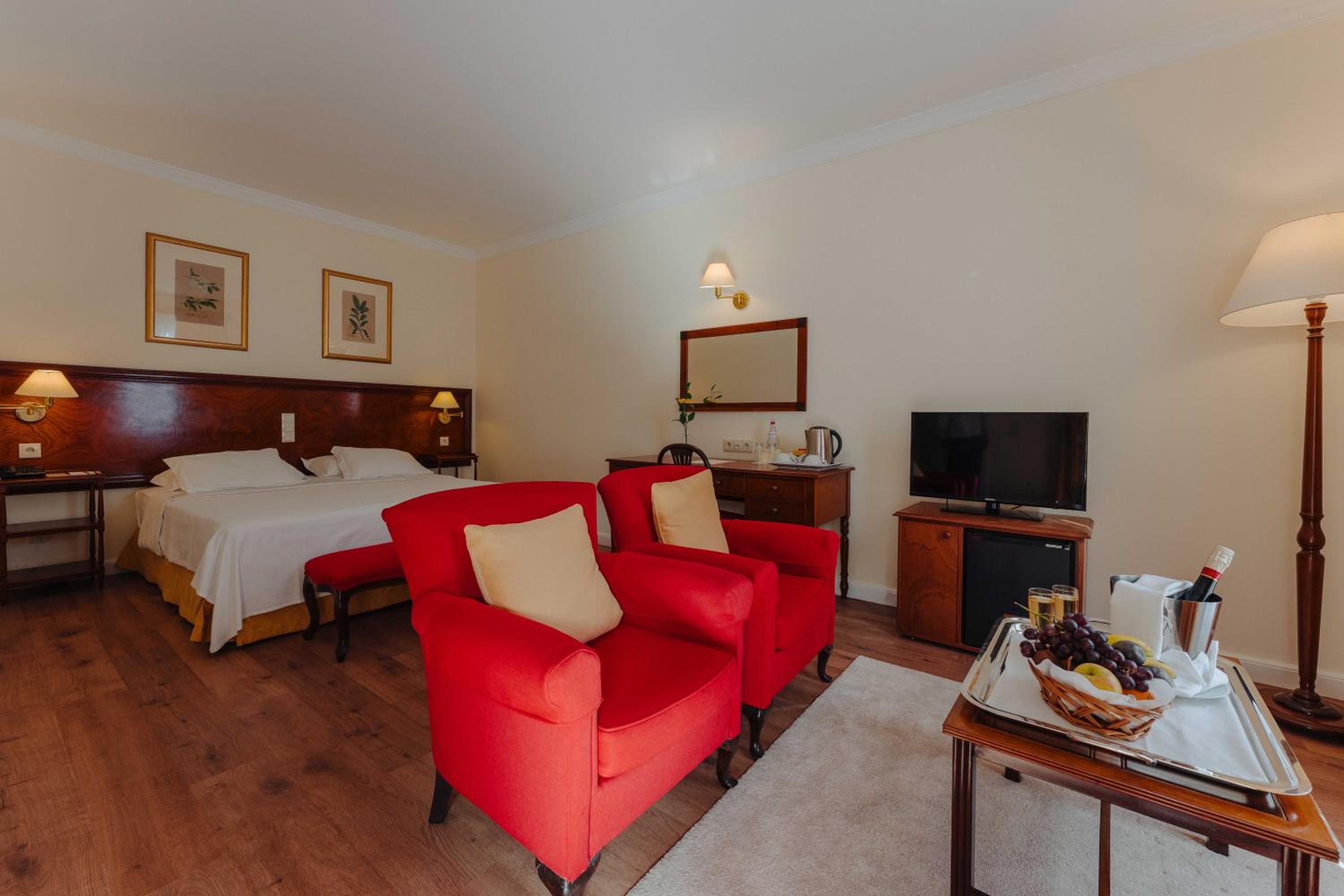 Deluxe Double or Twin Room with Balcony and Garden View - Photo 3