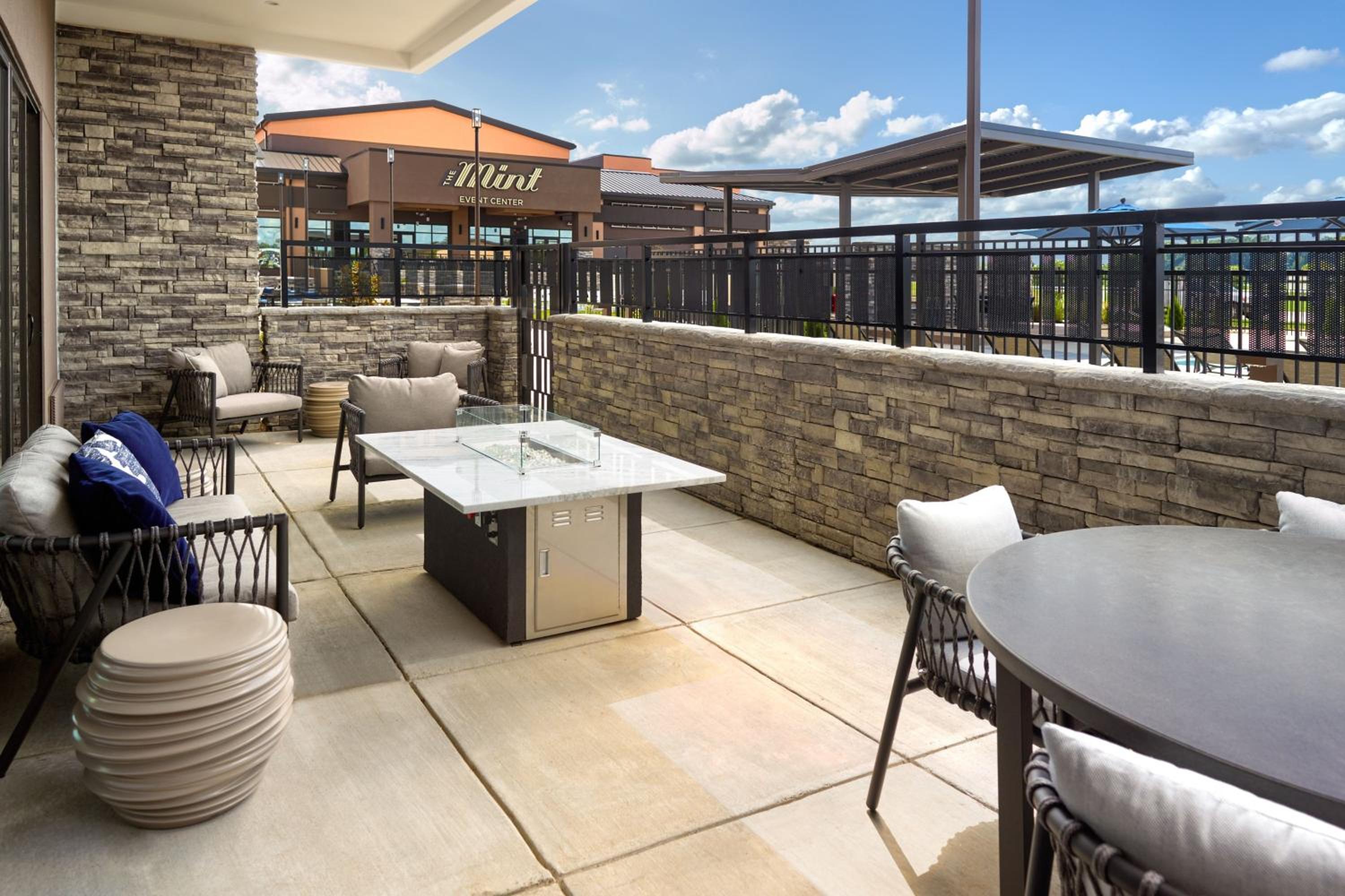 King Suite with Fire Pit and Trundle Sofa photo 3