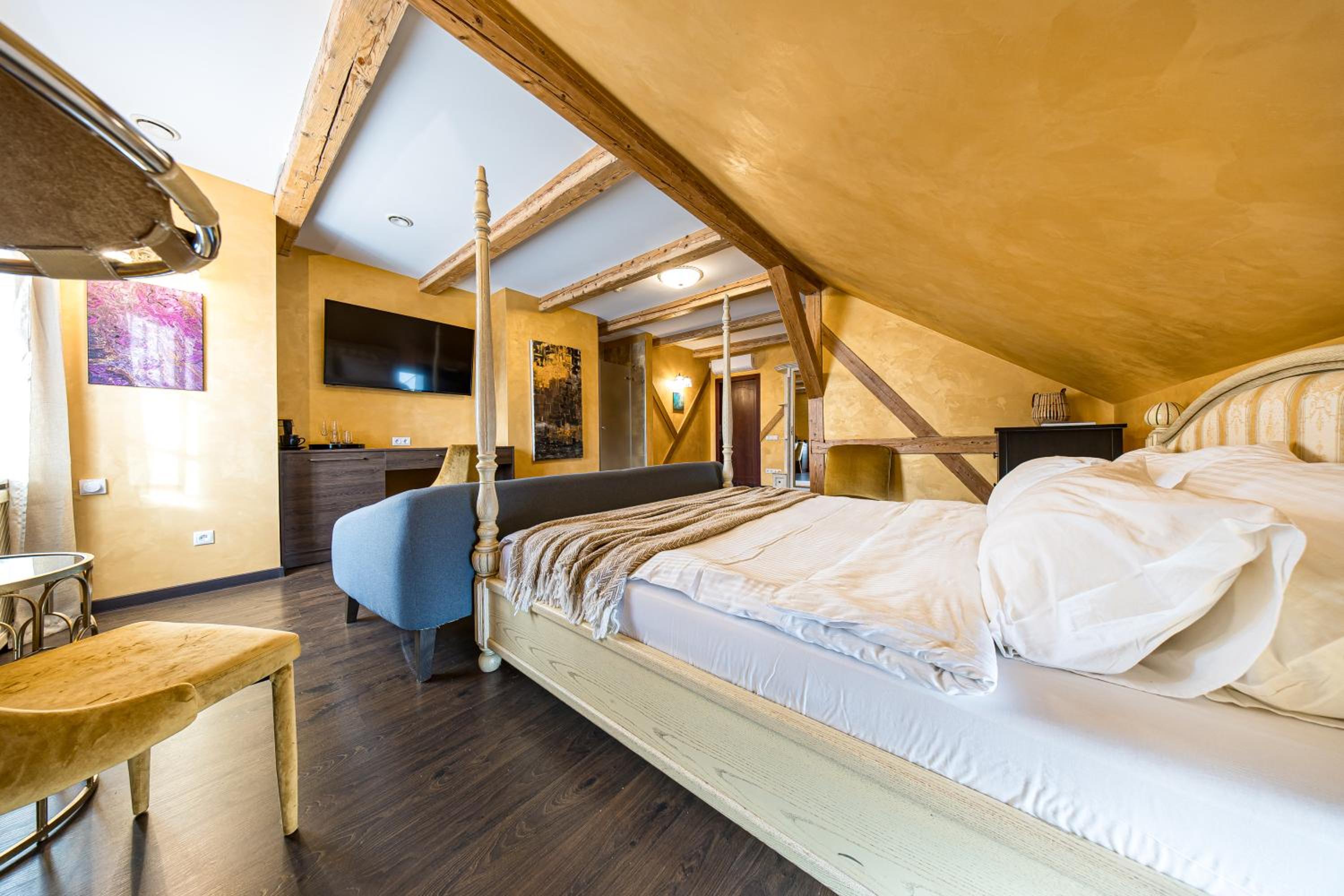 Deluxe King Suite - Photo 4