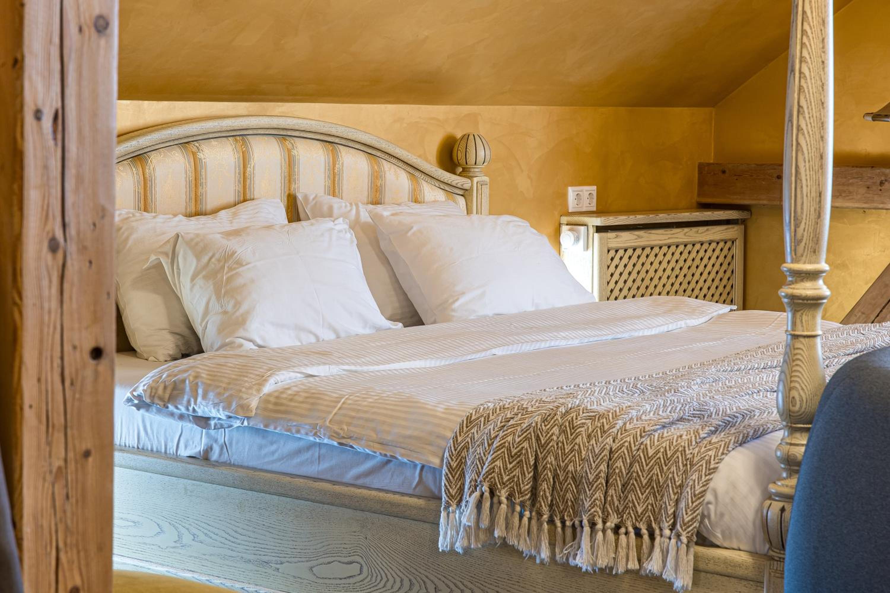 Deluxe King Suite - Photo 2