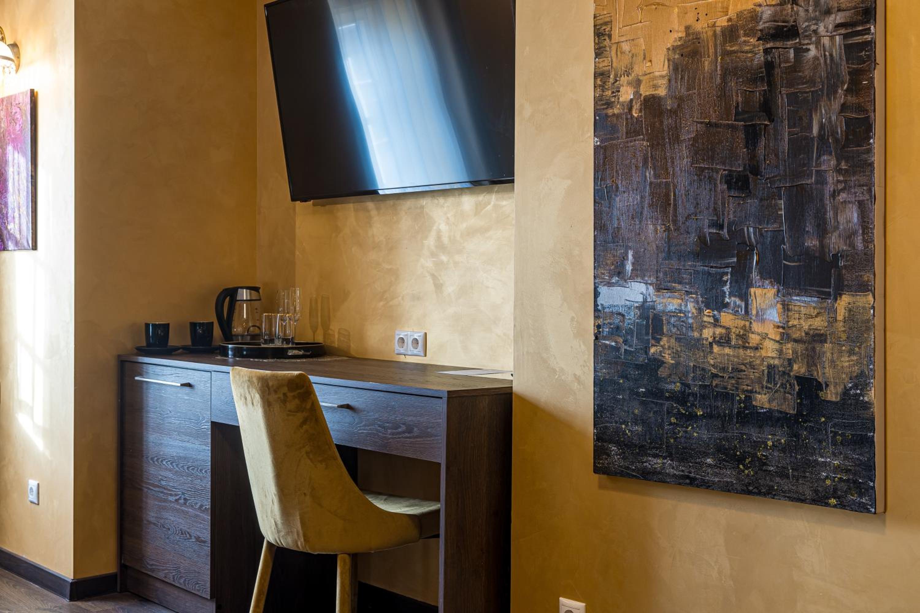 Deluxe King Suite - Photo 7