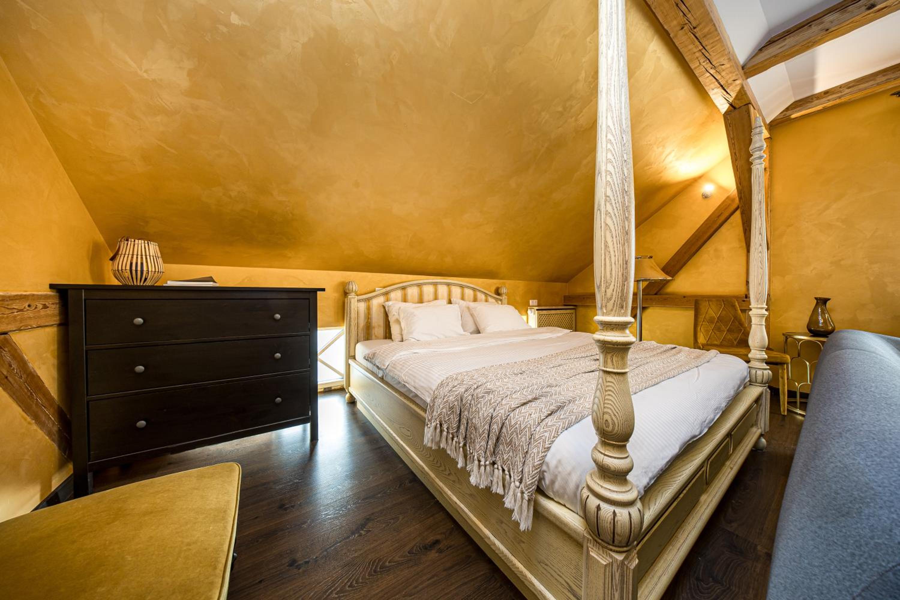 Deluxe King Suite - Photo 6