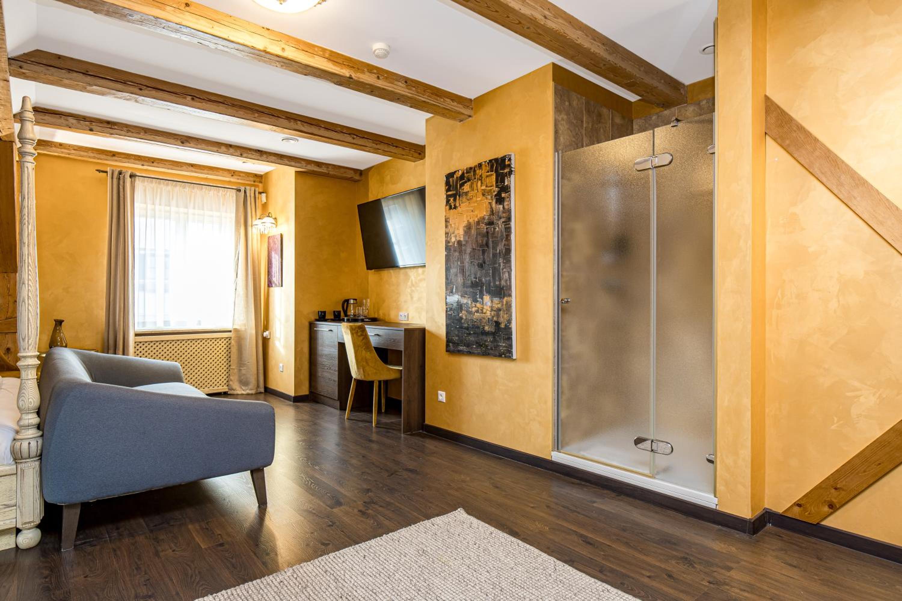 Deluxe King Suite - Photo 9