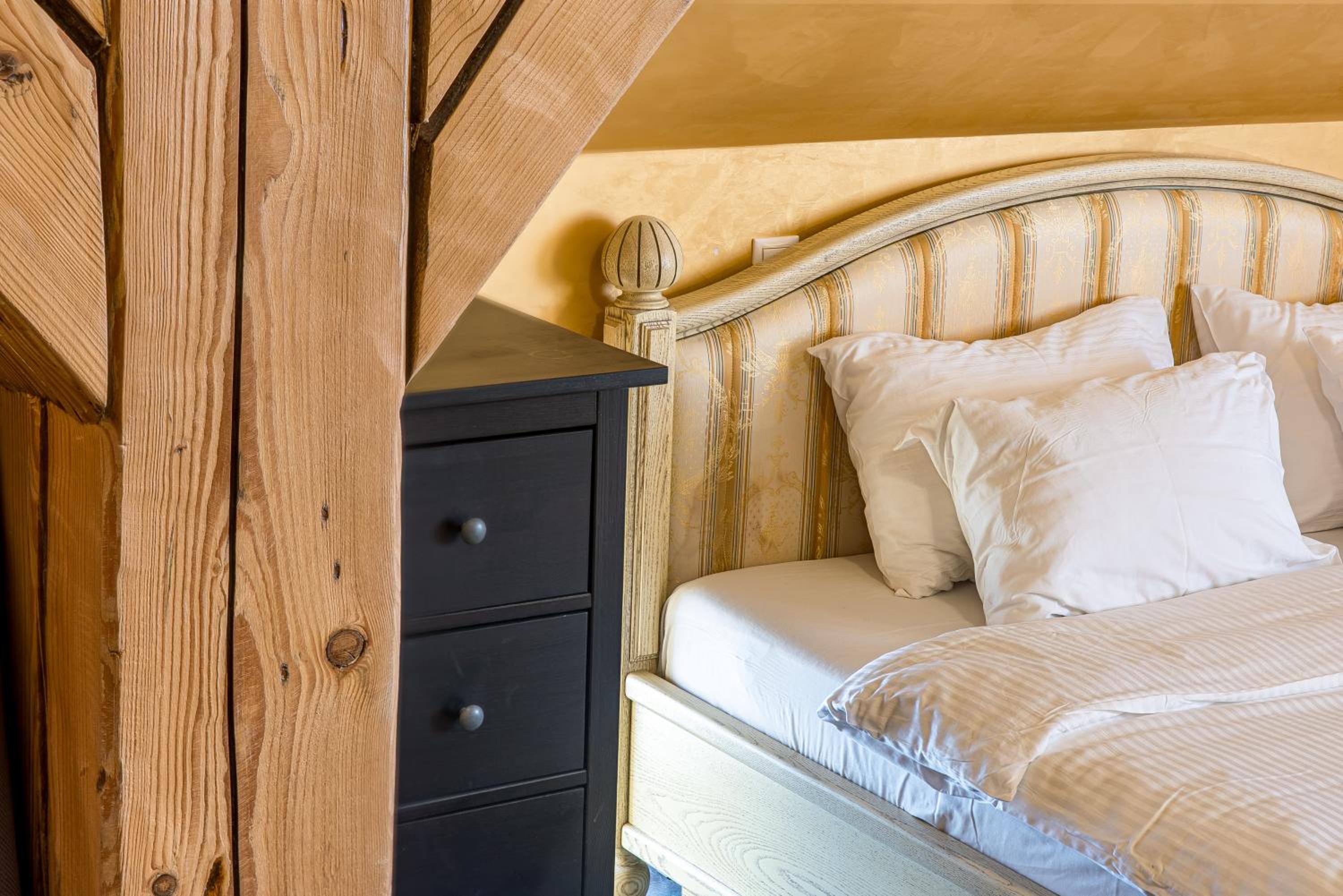 Deluxe King Suite - Photo 5