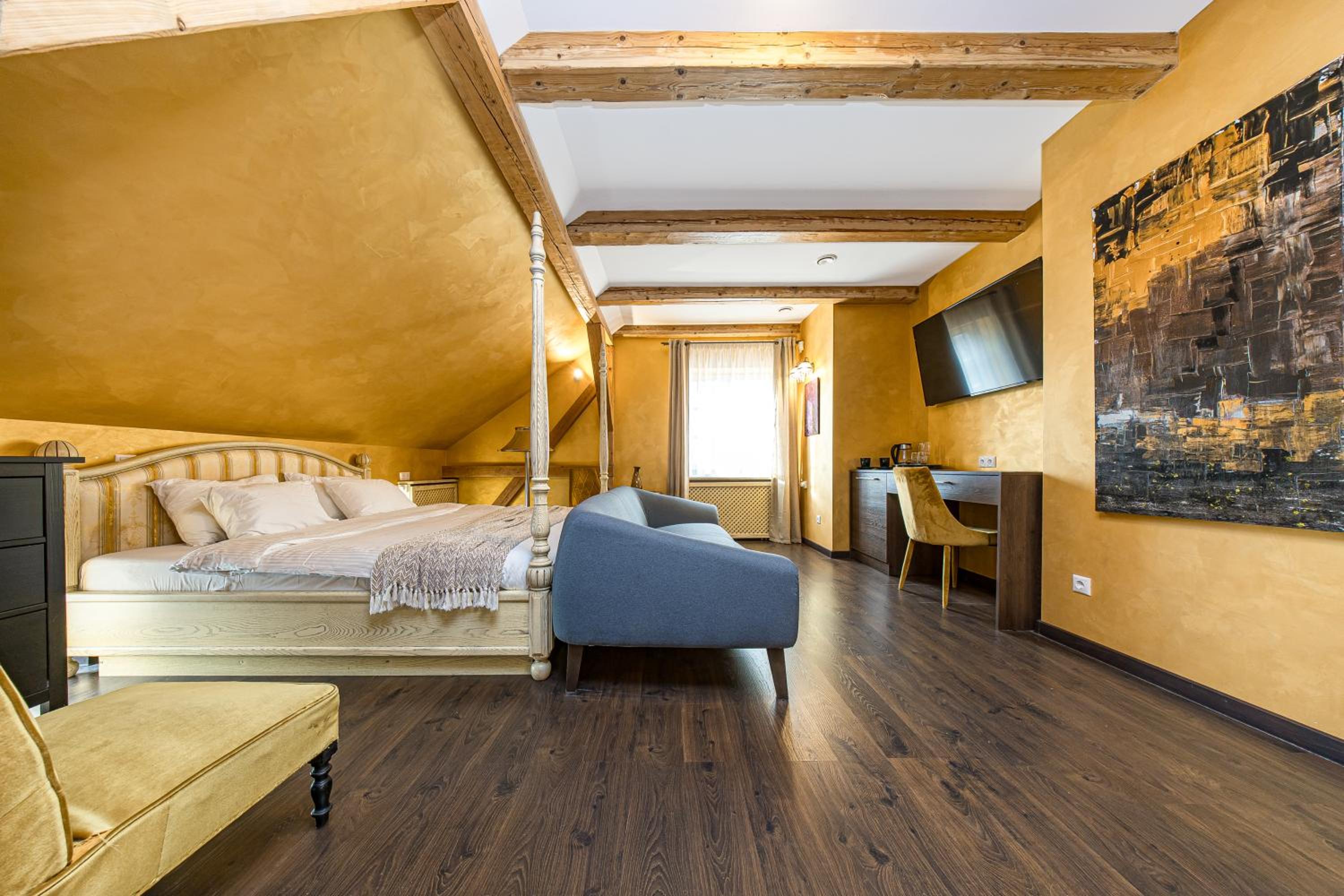 Deluxe King Suite - Photo 12