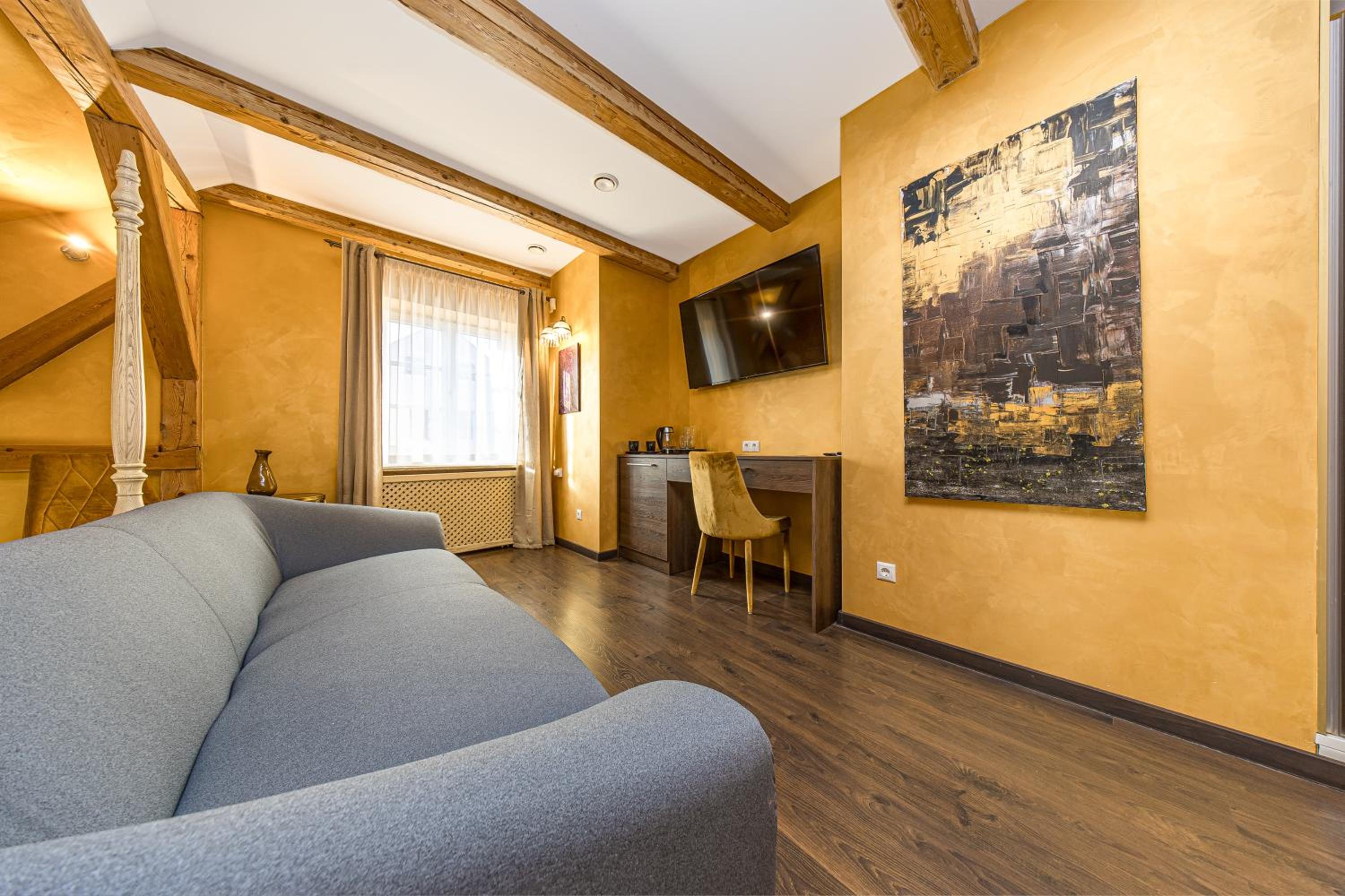 Deluxe King Suite - Photo 10
