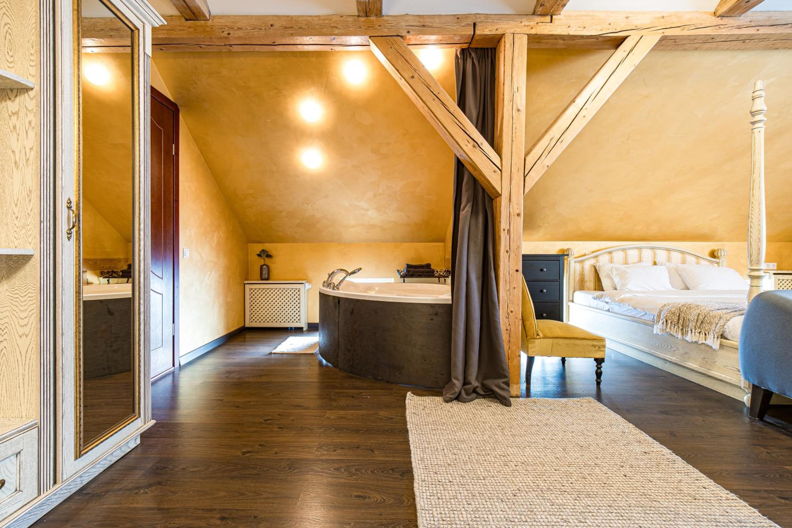 Deluxe King Suite - Photo 15