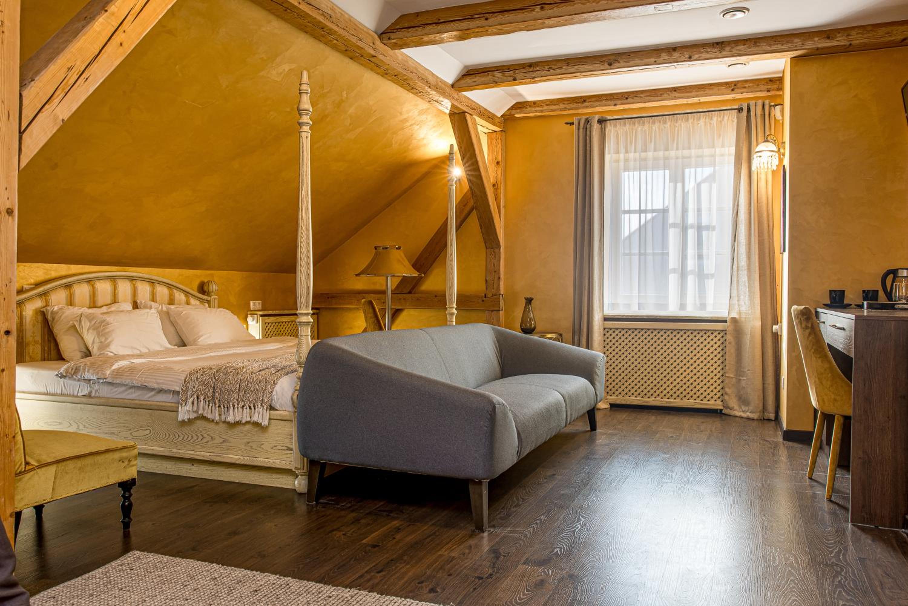 Deluxe King Suite - Photo 13