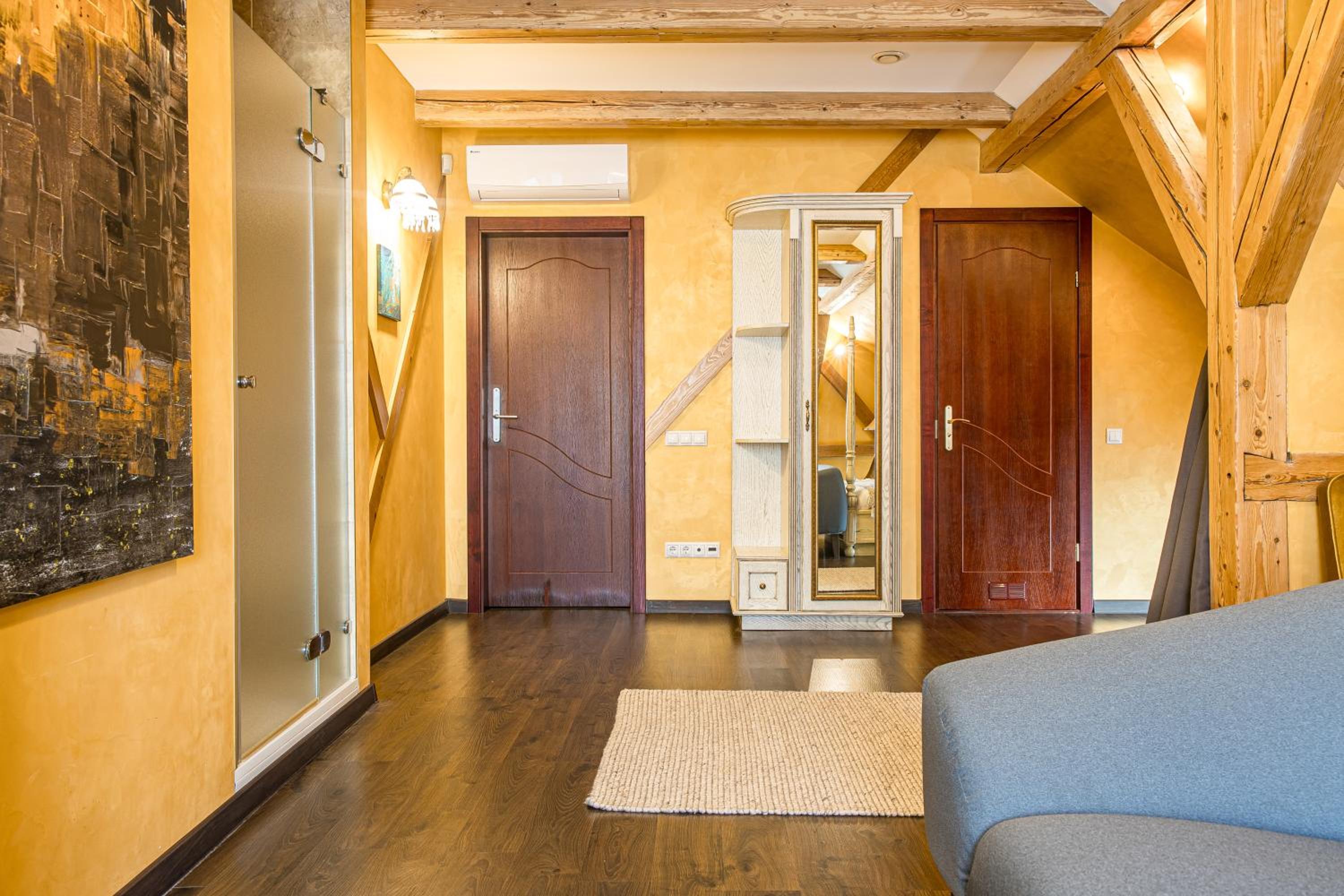 Deluxe King Suite - Photo 14