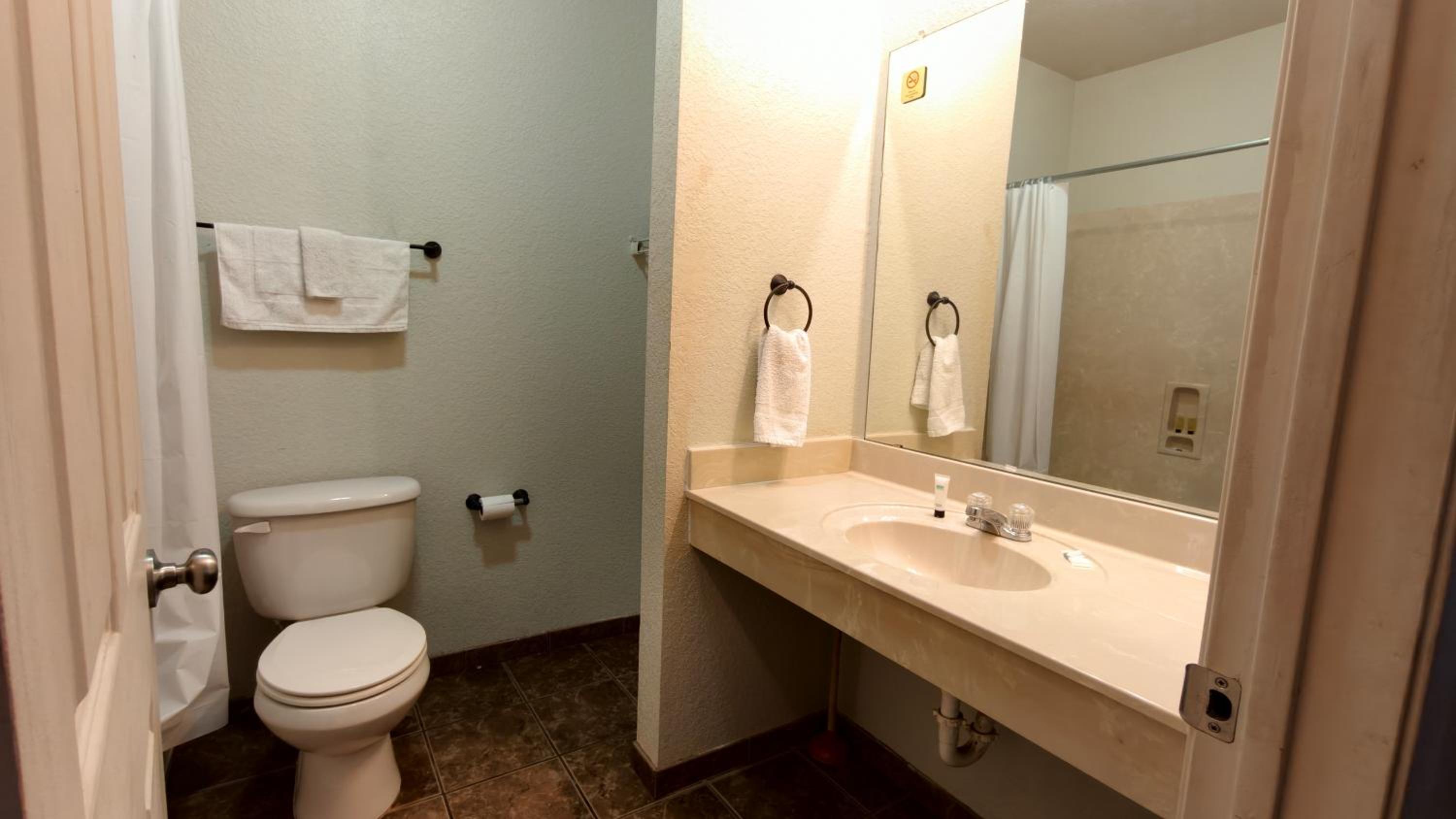 Standard Queen Room with Two Queen Beds photo 2
