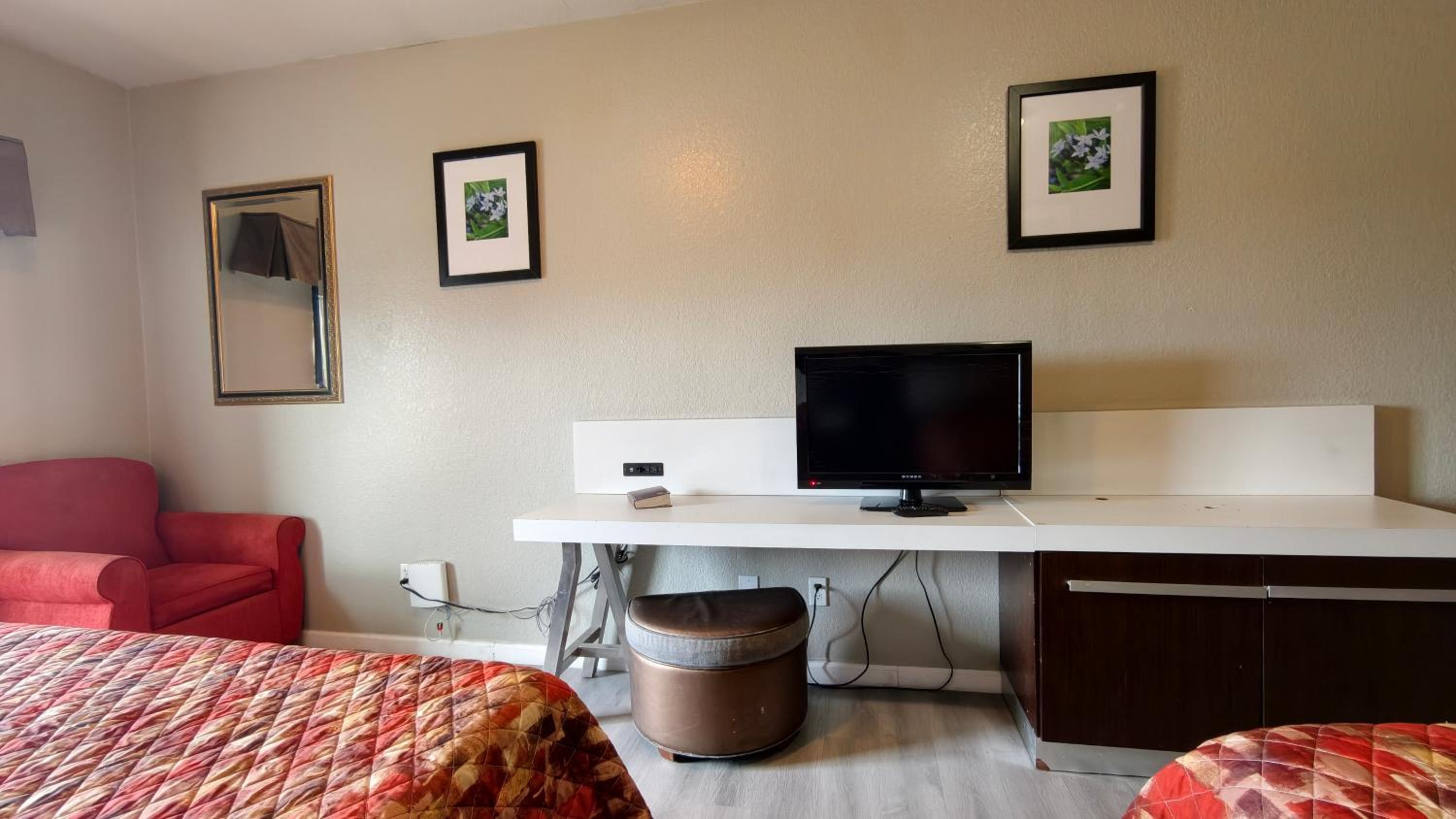 Standard Queen Room with Two Queen Beds photo 3