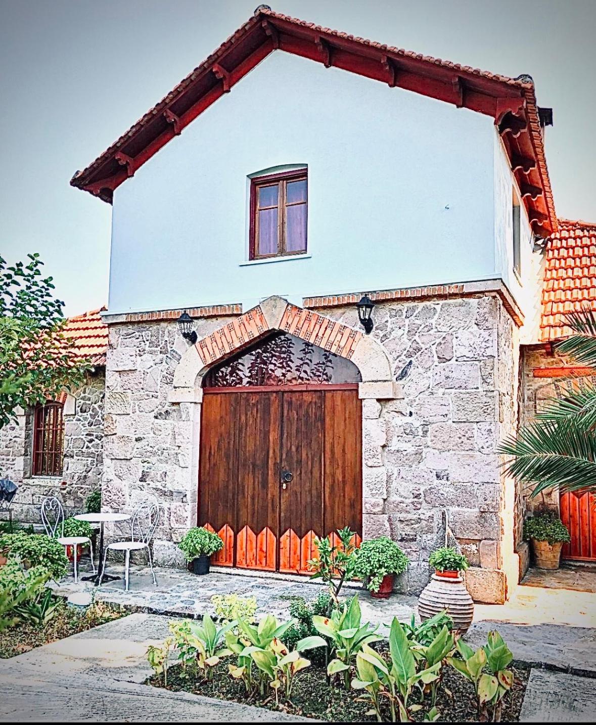 Mansion Cottage - Split Level with Patio photo 2